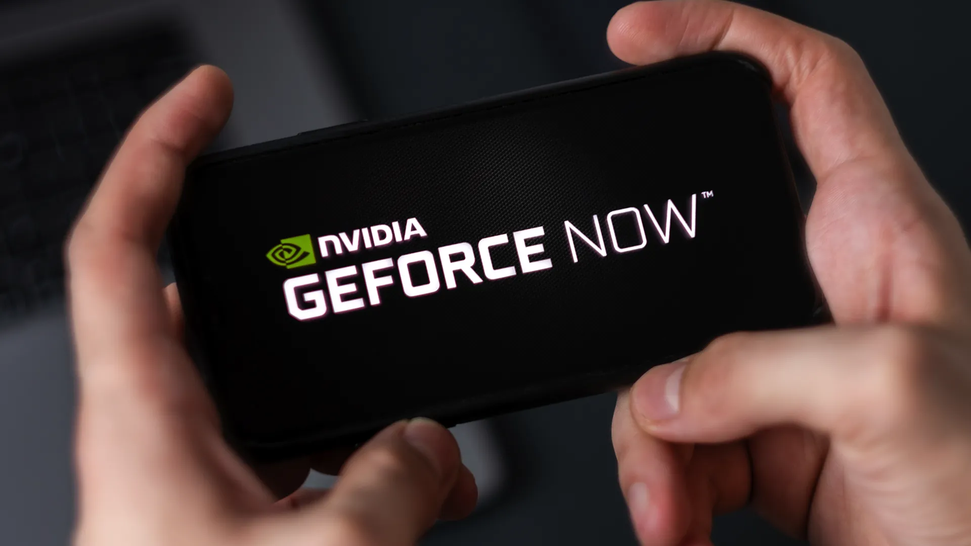 Một game thủ đang trải nghiệm dịch vụ chơi game đám mây NVIDIA GeForce Now trên điện thoại thông minh.