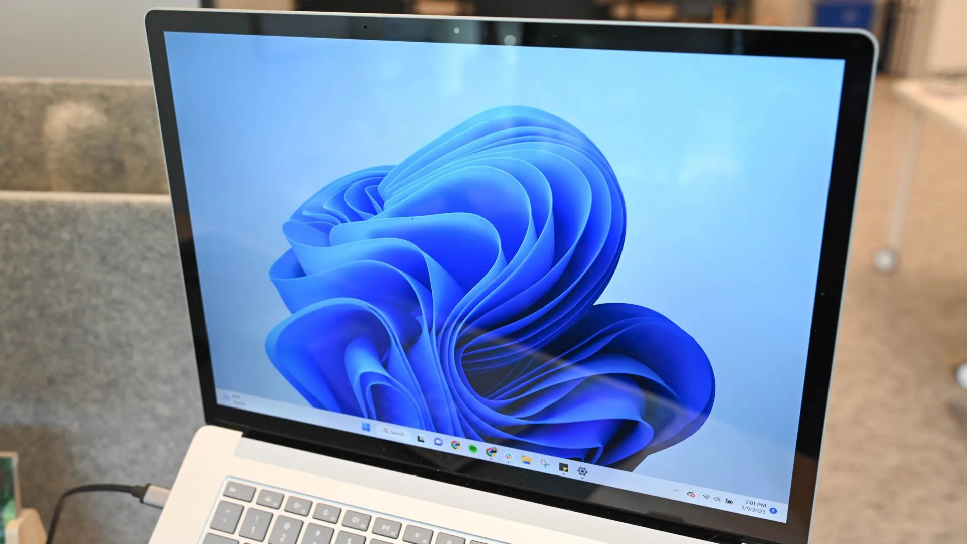 Một máy tính chạy Windows 11 trên bàn làm việc, minh họa môi trường làm việc có thể bị ảnh hưởng bởi âm thanh thông báo.
