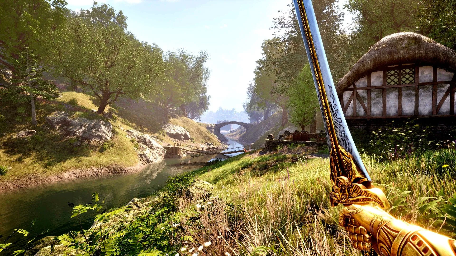 Một người chơi cầm kiếm đứng nhìn ra sông bên cạnh một ngôi nhà cổ kính trong The Elder Scrolls IV Oblivion Remastered, khung cảnh hoài niệm và hùng vĩ