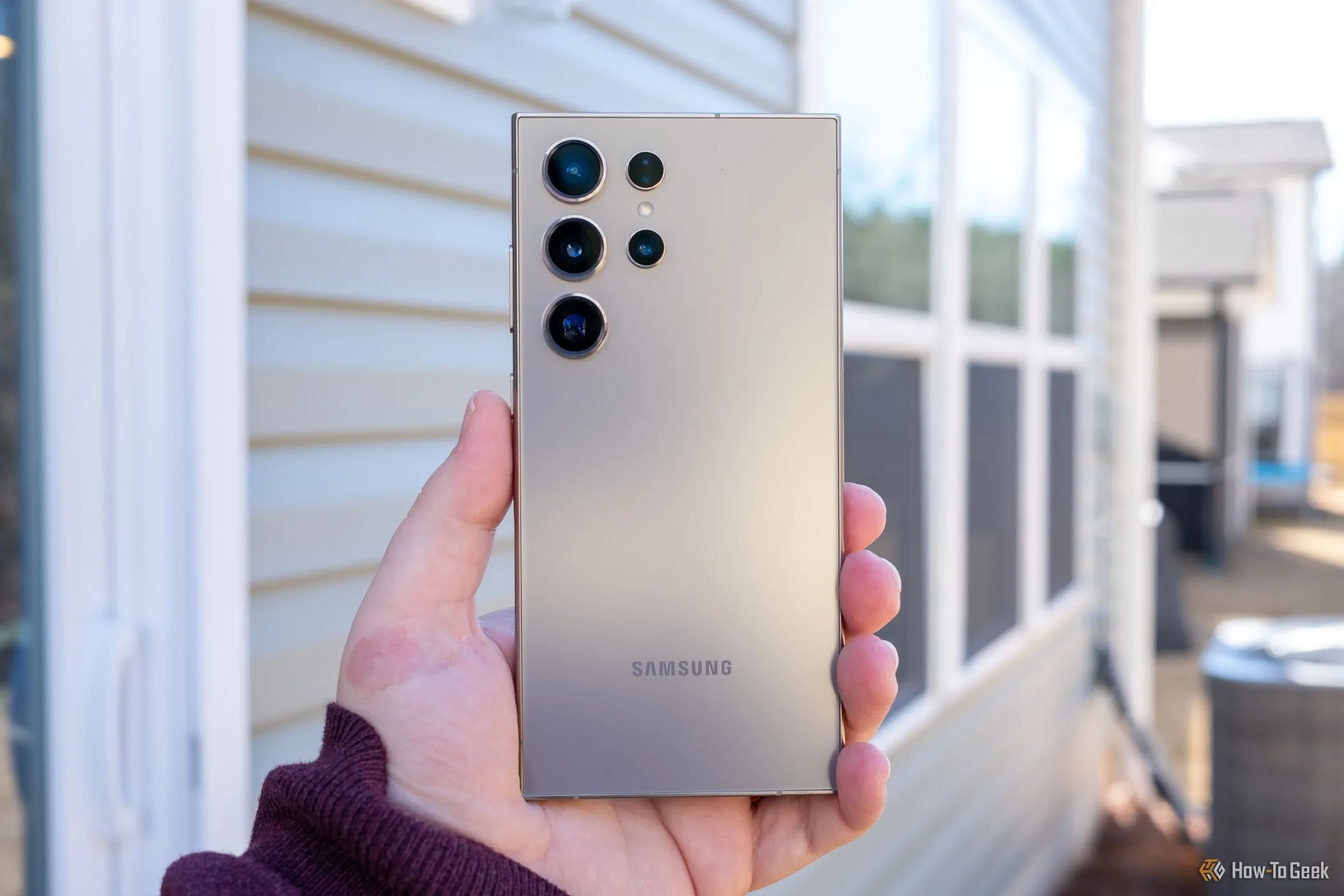 Một người đang cầm chiếc điện thoại Samsung Galaxy S24 Ultra màu tím