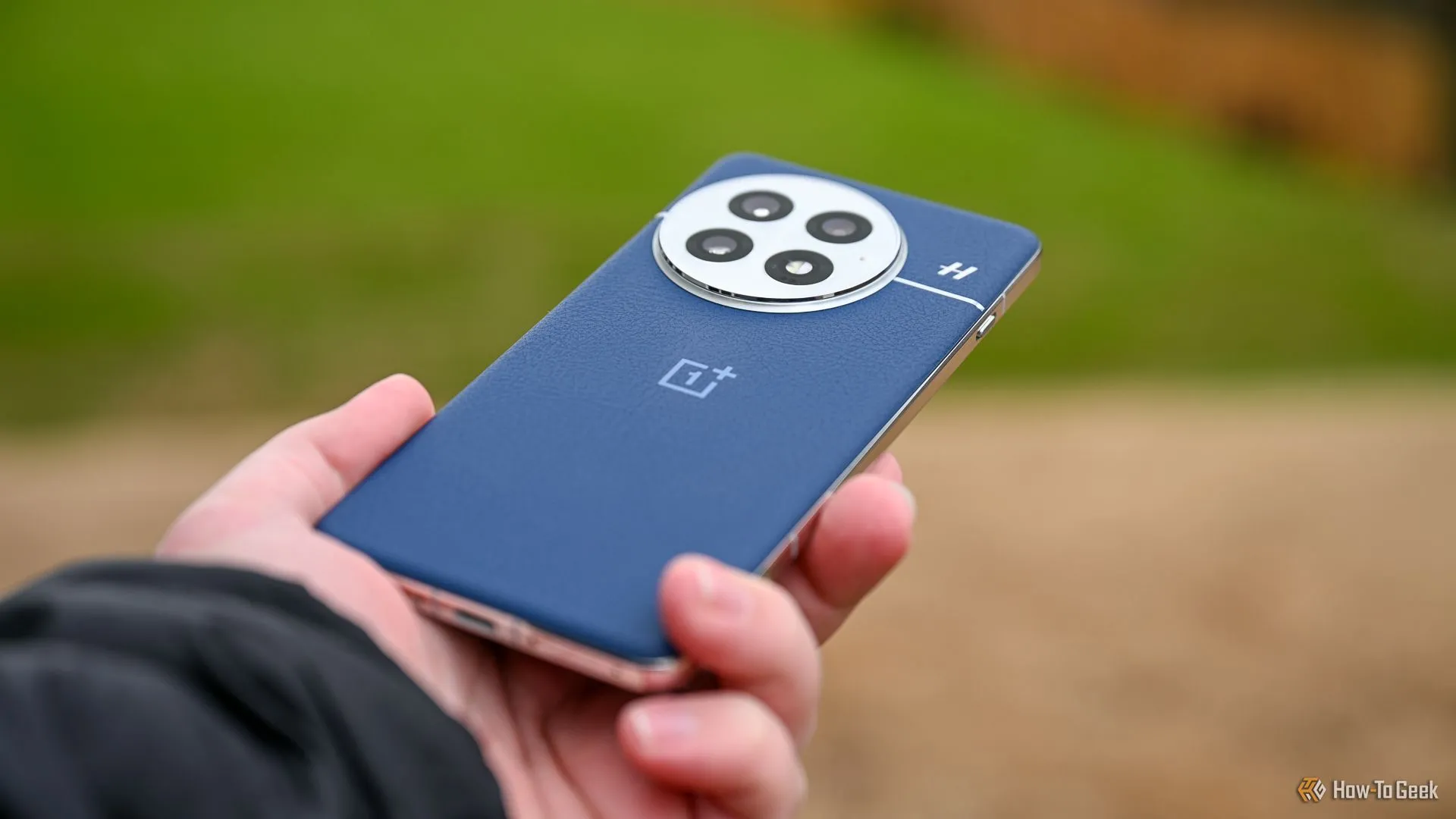 Một người đang cầm điện thoại OnePlus 13, minh họa thiết bị nhận bản cập nhật Android 16 Beta.