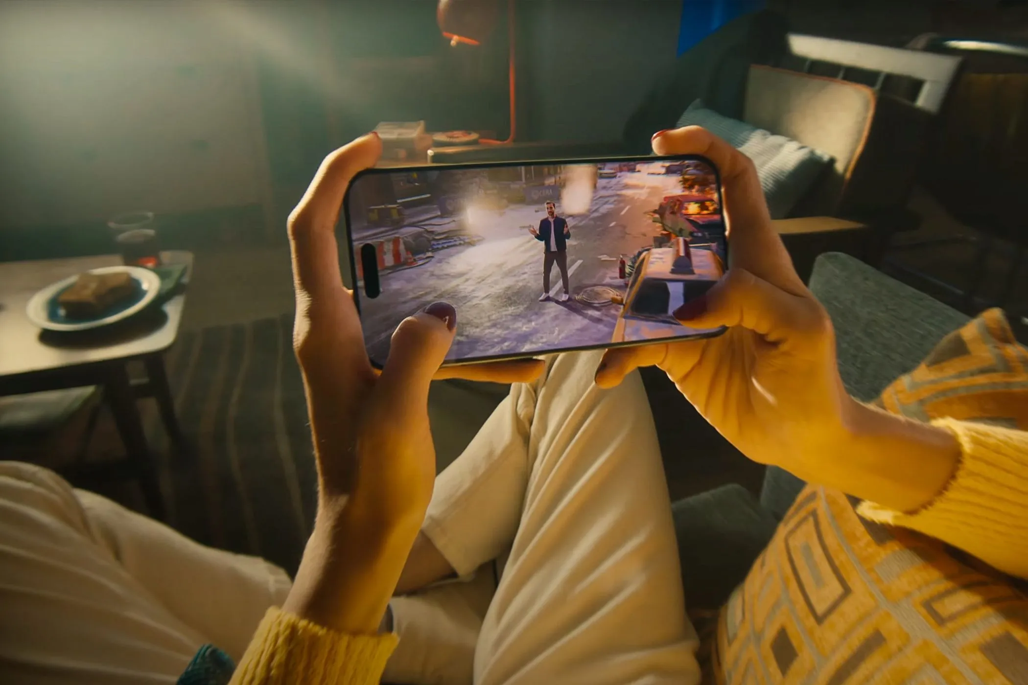 Một người đang chơi game trên chiếc iPhone 15 Pro, minh họa cho hoạt động giải trí thay thế doomscrolling