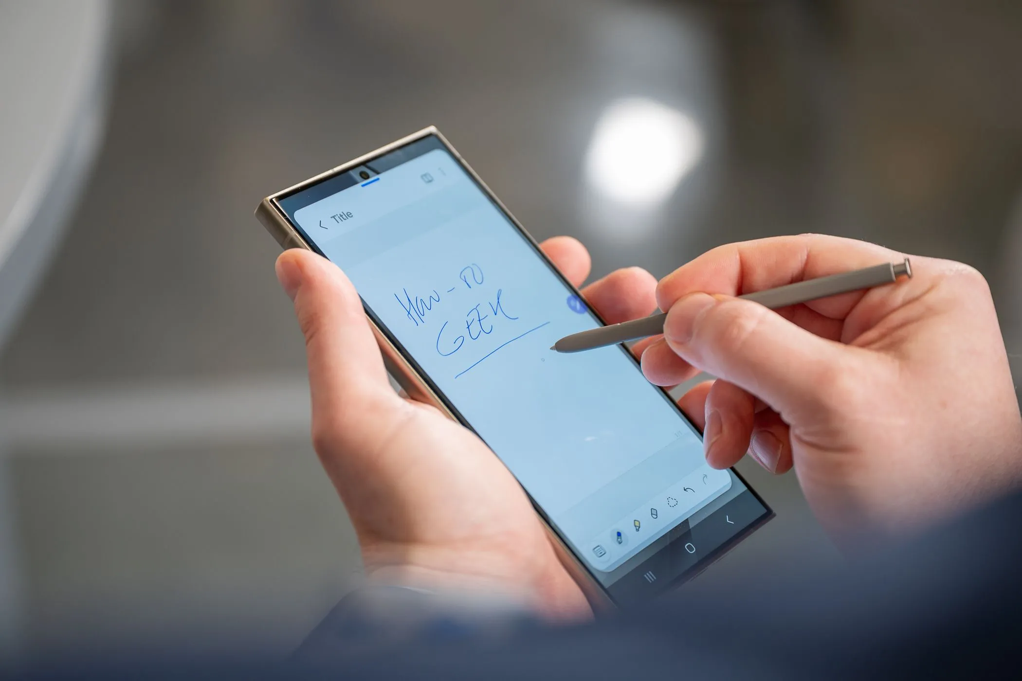 Một người dùng đang thao tác viết hoặc vẽ bằng bút S Pen trên màn hình của Samsung Galaxy S24 Ultra.