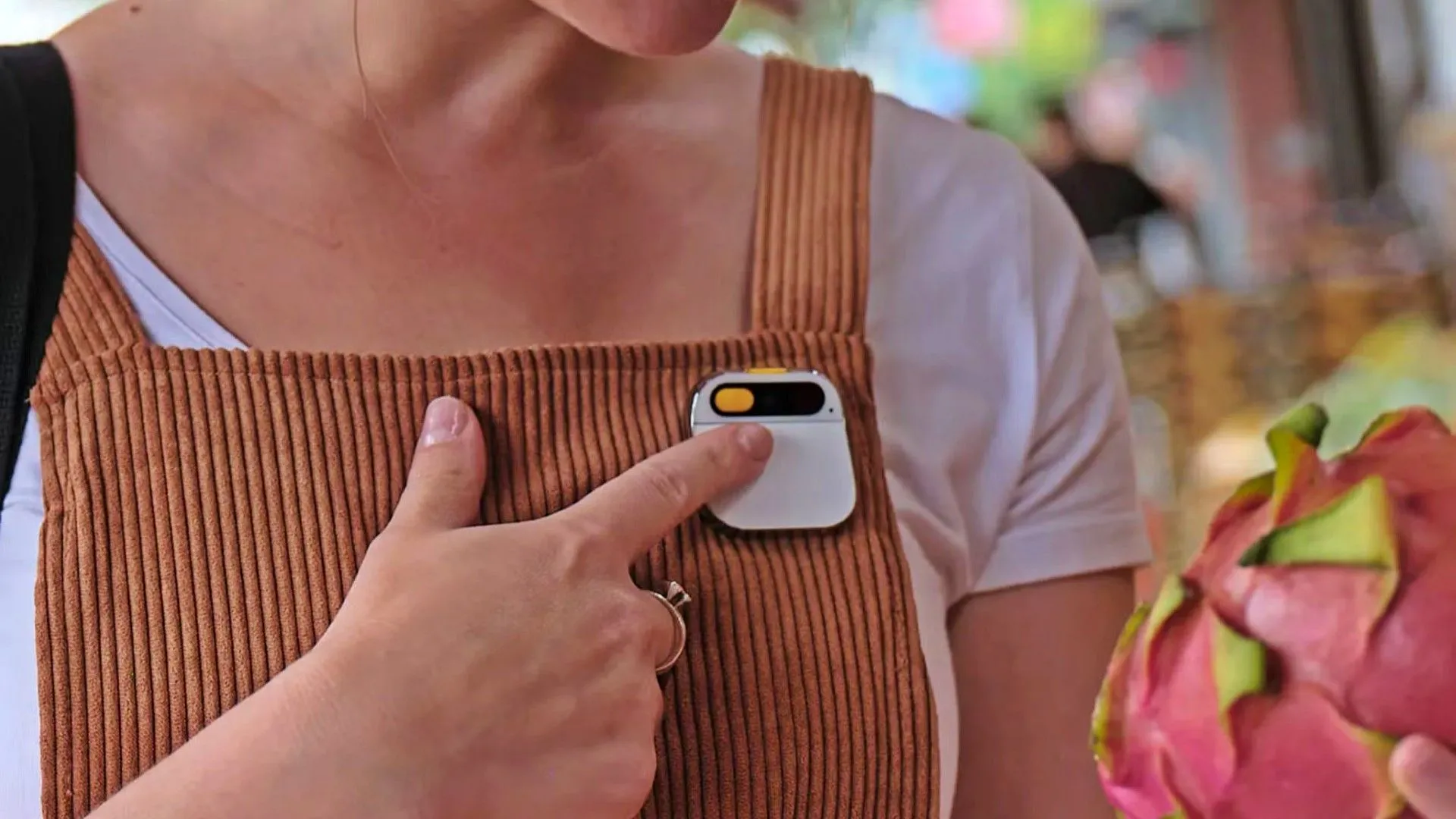 Một người phụ nữ đang đeo thiết bị Humane AI Pin trên ve áo