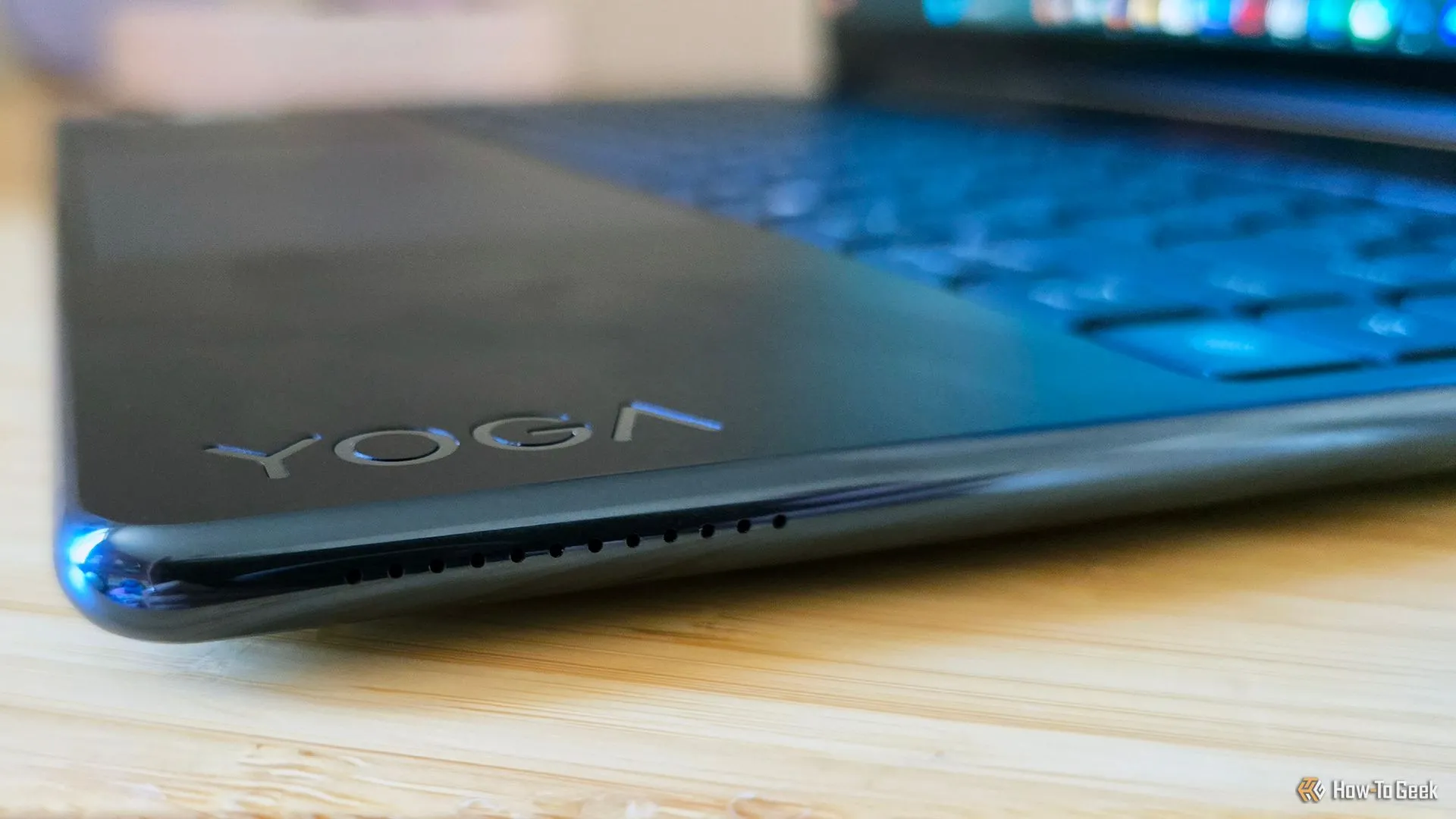 Một số loa bên cạnh của laptop Lenovo Yoga 9i 2-in-1 Gen 10 Aura Edition