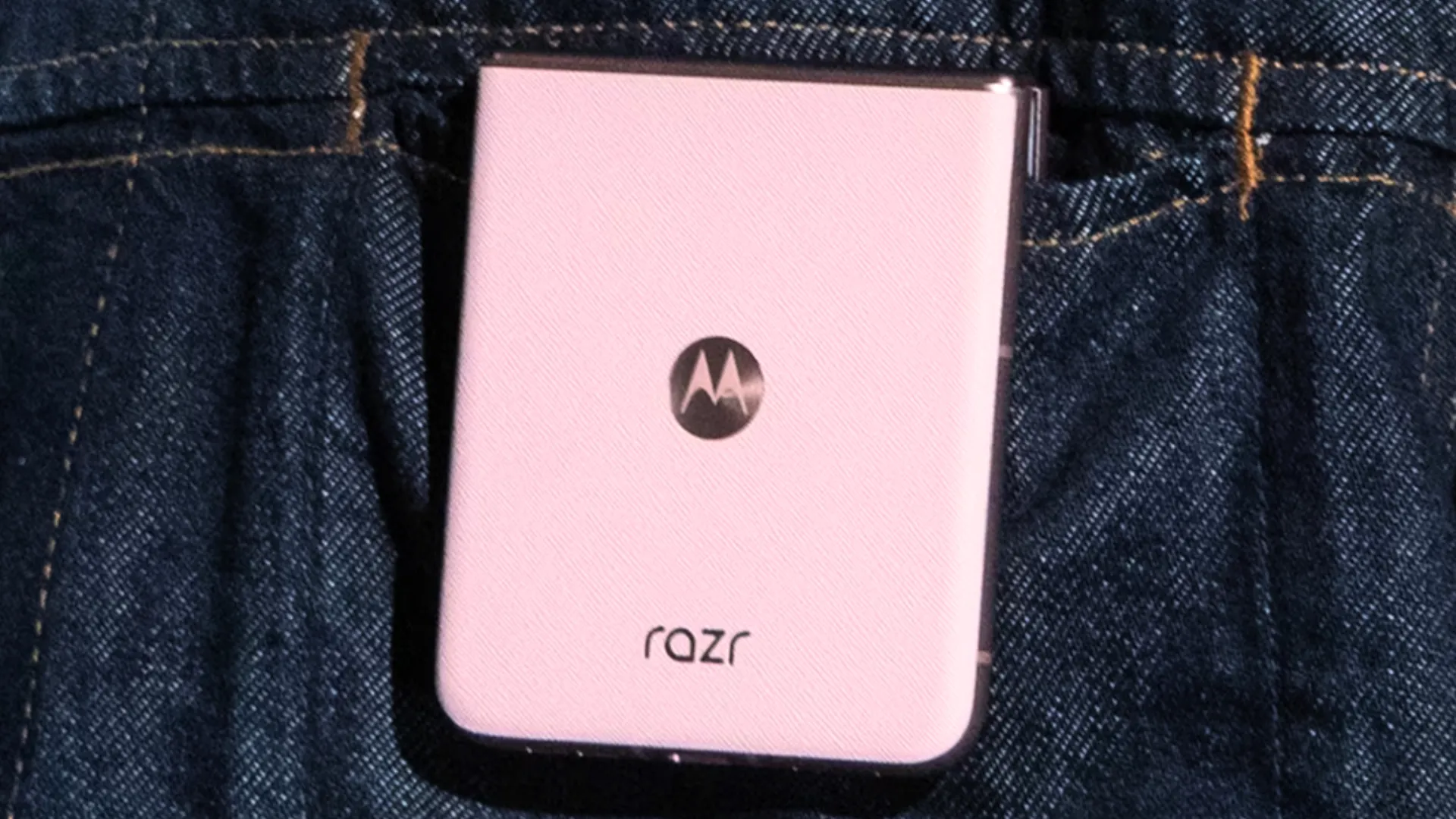 Motorola Razr 2025 màu hồng nhạt với thiết kế gập tiện lợi