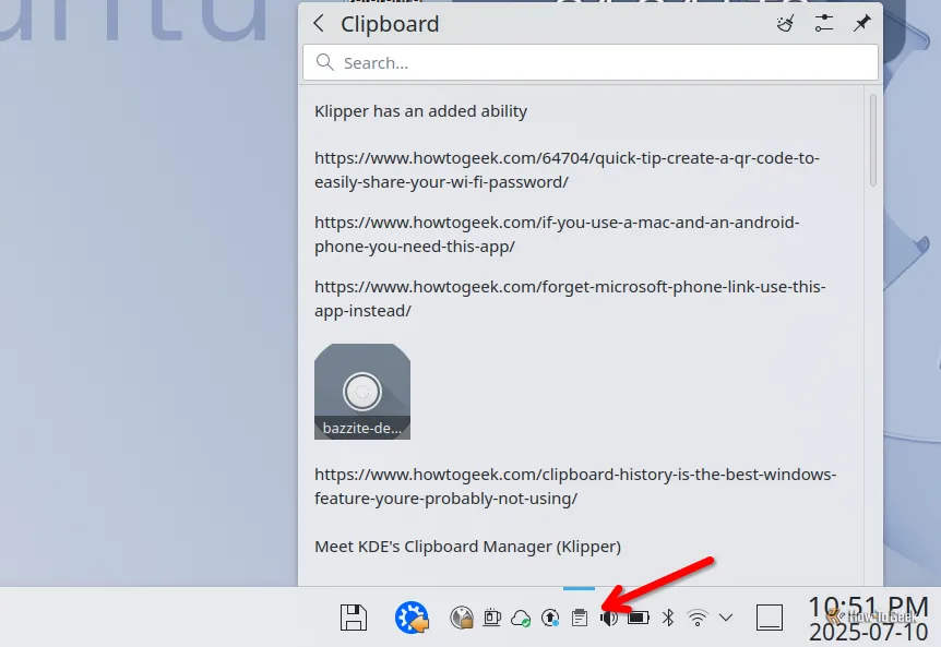 Mũi tên đỏ chỉ vào biểu tượng clipboard trong khay hệ thống của KDE Plasma.