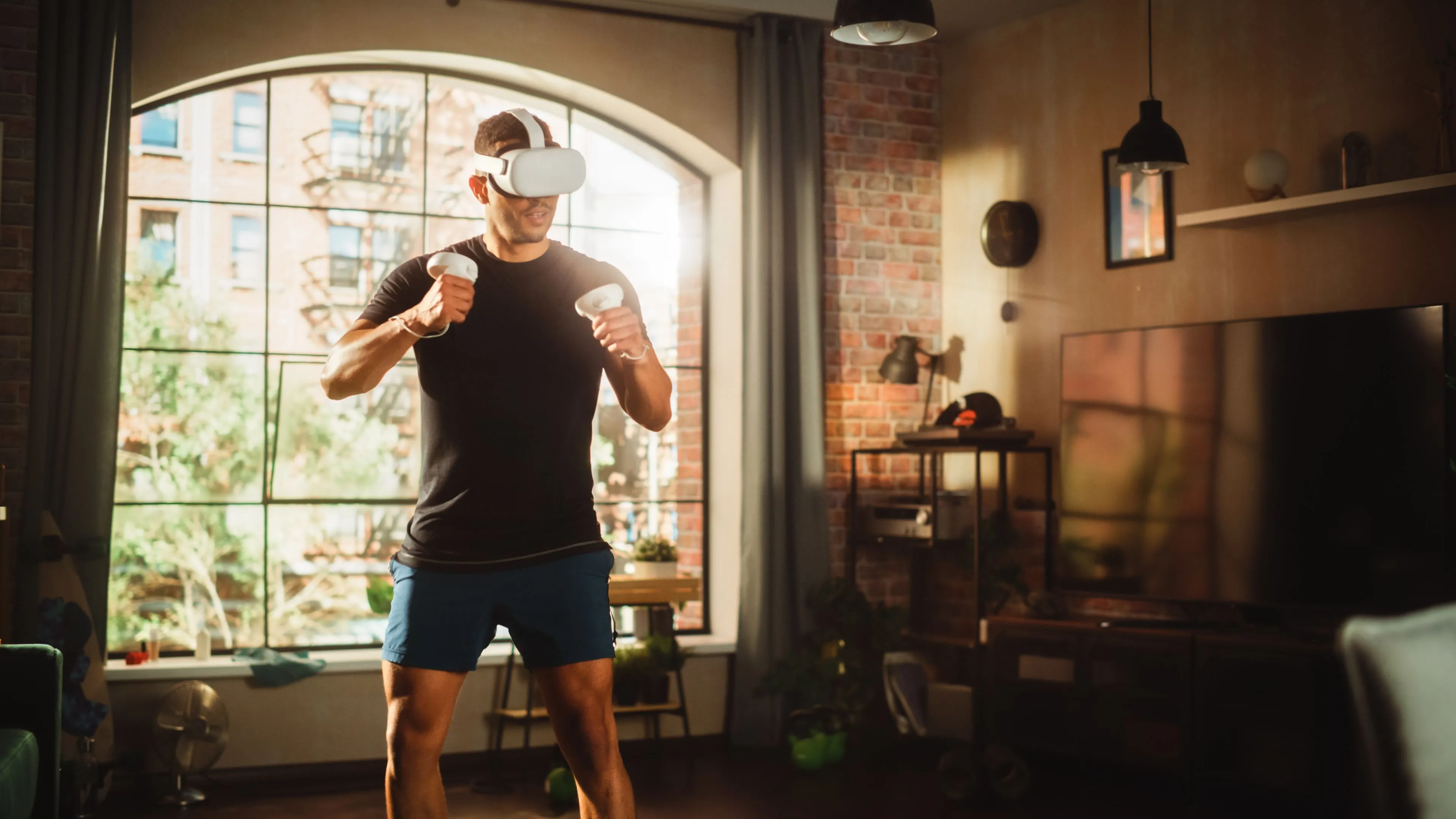 Người đàn ông tập thể dục với kính thực tế ảo VR trong phòng gym ảo