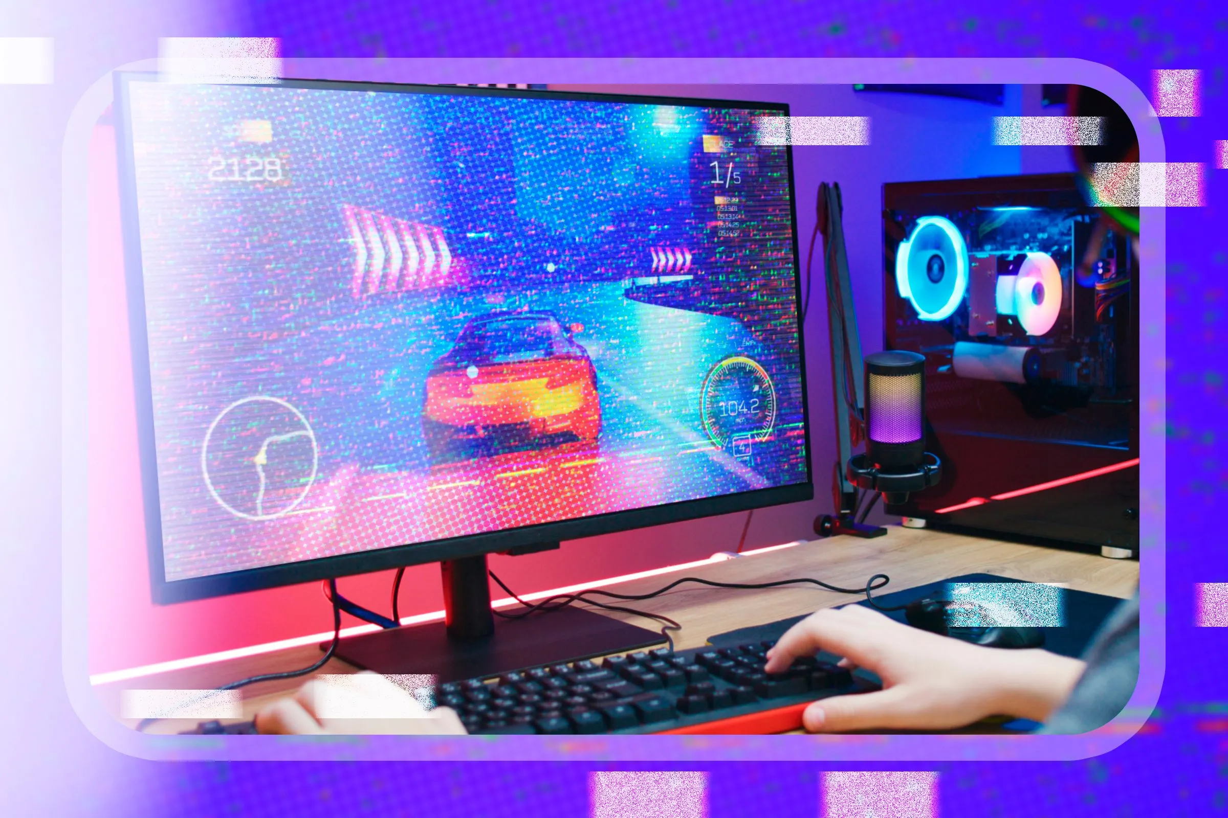 Người đang chơi game đua xe trên laptop với màn hình bị nhấp nháy
