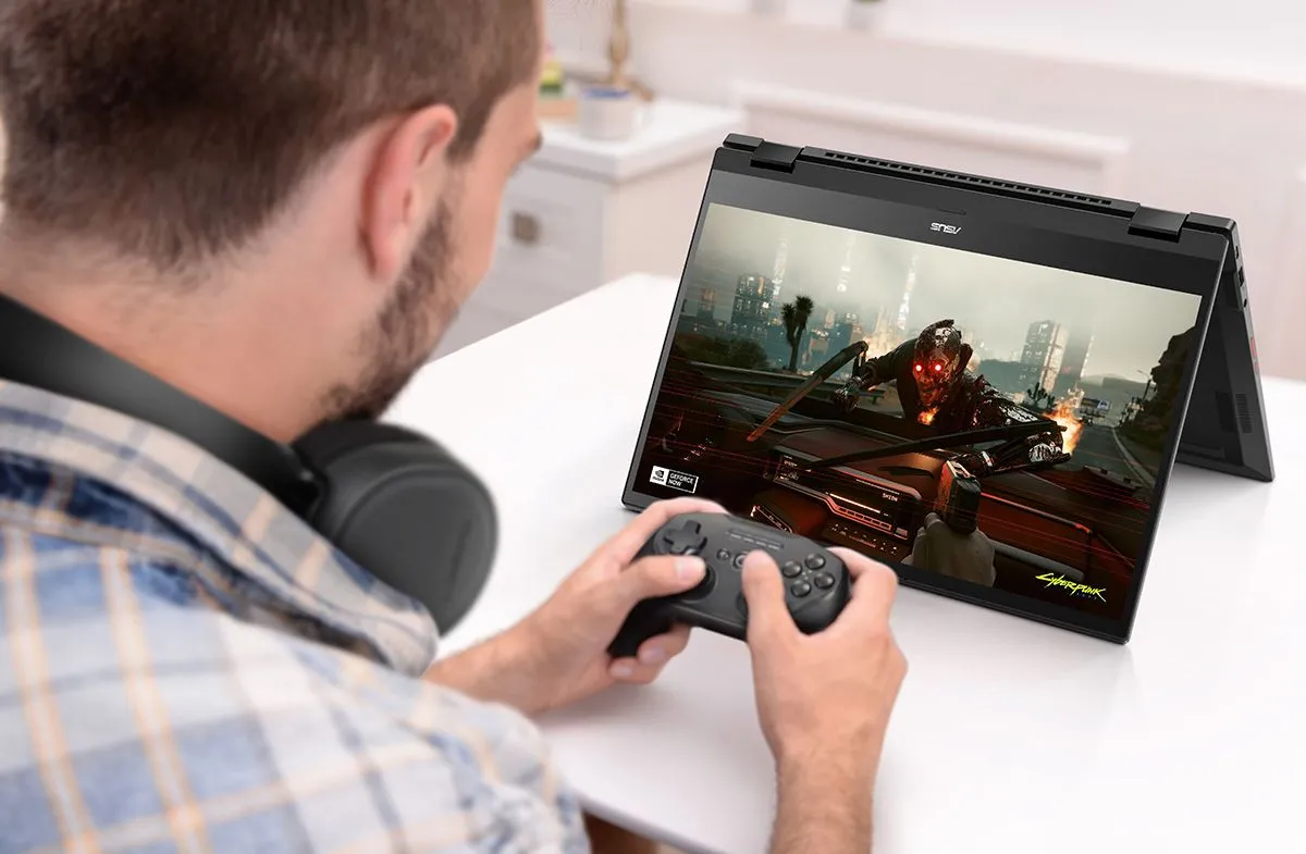 Người đang chơi game trên ASUS Chromebook Flip CX5