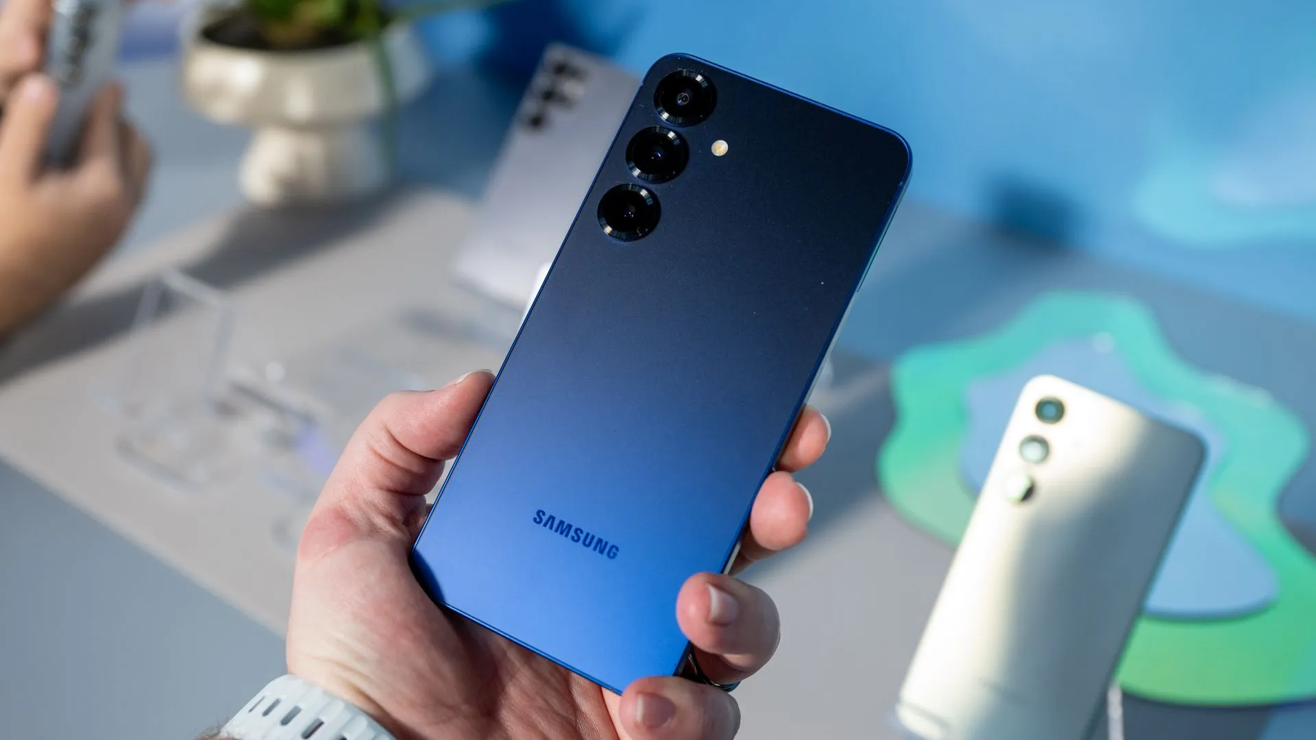 Người dùng cầm điện thoại Samsung Galaxy S25 màu xanh Navy, nhấn mạnh thiết kế và hệ thống camera của dòng S25+