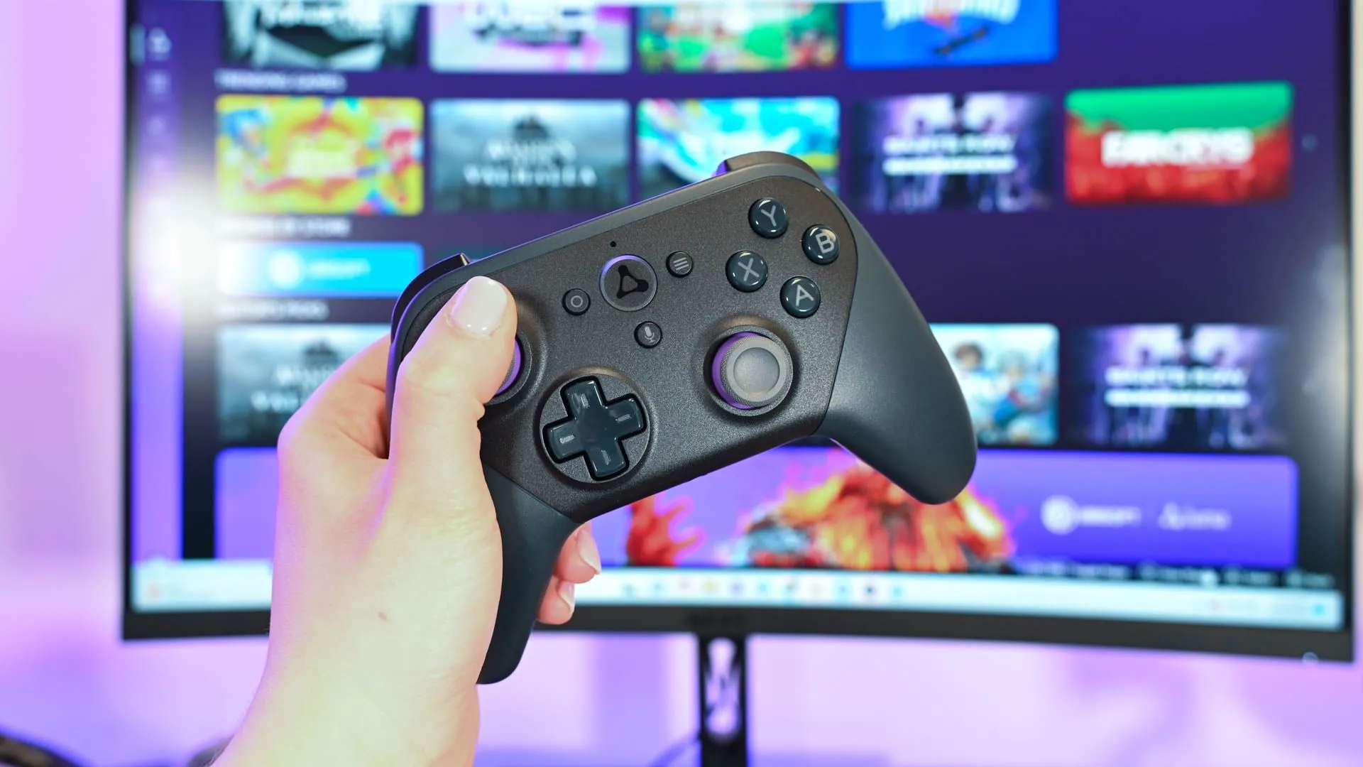 Người dùng cầm tay cầm Amazon Luna Controller, biểu tượng cho nỗ lực không thành công của Amazon trong thị trường game PC