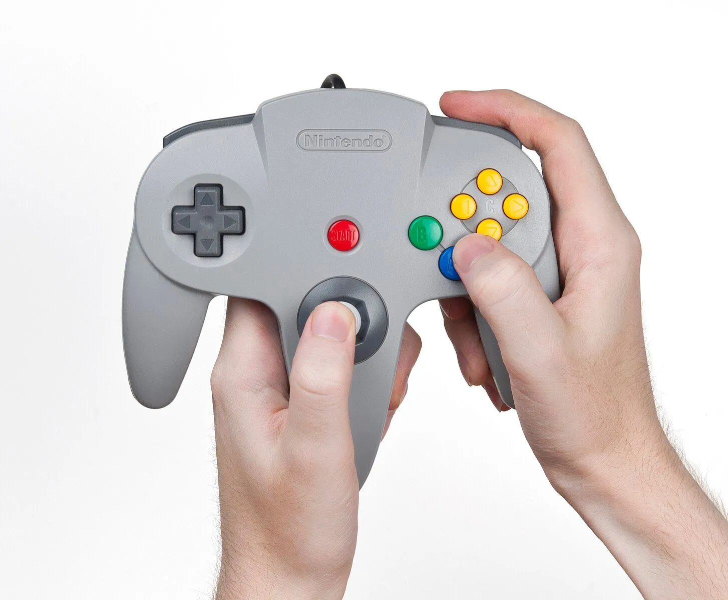 Người dùng cầm tay cầm Nintendo 64 ba chấu, minh họa thiết kế độc đáo nhưng không tiện lợi.