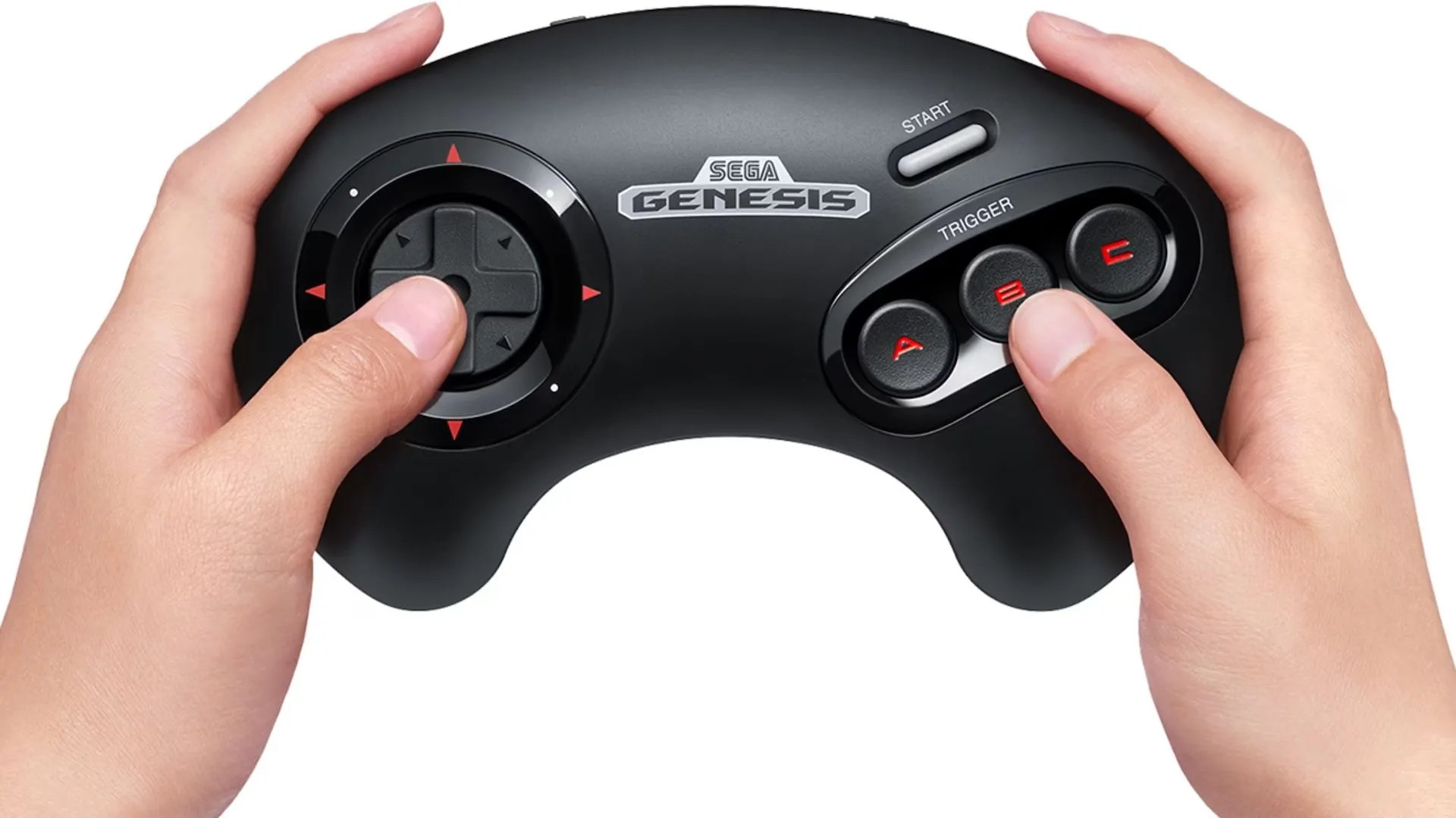 Người dùng đang cầm tay cầm điều khiển SEGA Genesis Control Pad dành cho Nintendo Switch Online, gợi lại trải nghiệm chơi game giả lập SEGA.