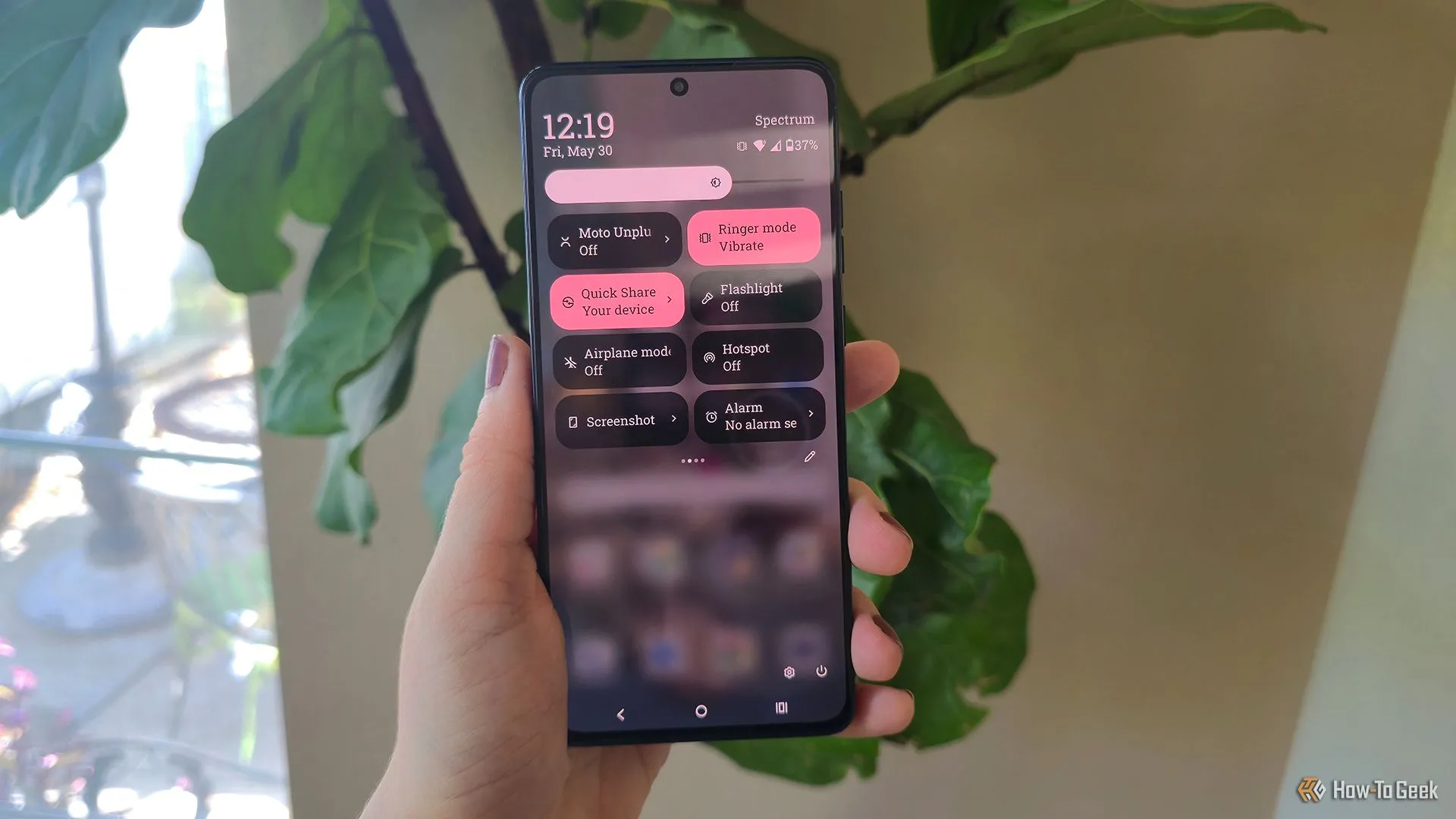 Người dùng đang thao tác trên giao diện Android 15 của Motorola Moto G Stylus (2025), cho thấy sự mượt mà và dễ sử dụng của hệ điều hành.