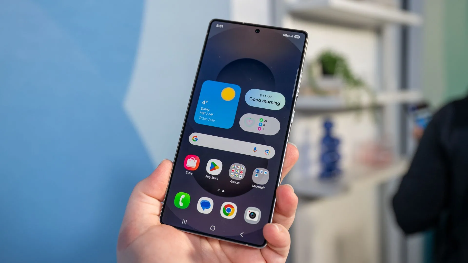Người dùng đang xem màn hình điện thoại Samsung Galaxy S25 Ultra, nơi có thể hiển thị số IMEI