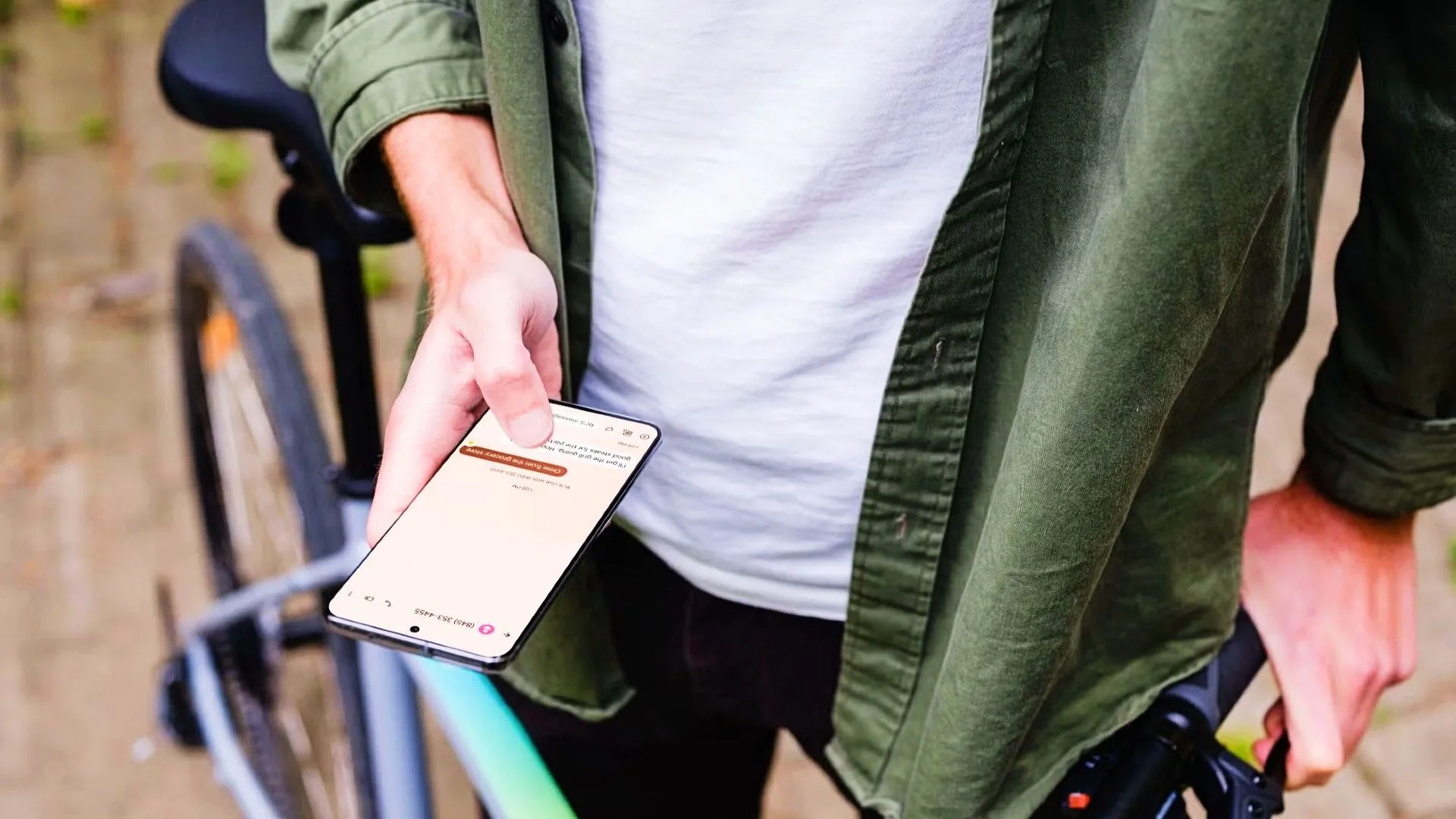 Người dùng điện thoại Android đang thực hiện cuộc trò chuyện văn bản với tính năng Quick Tap