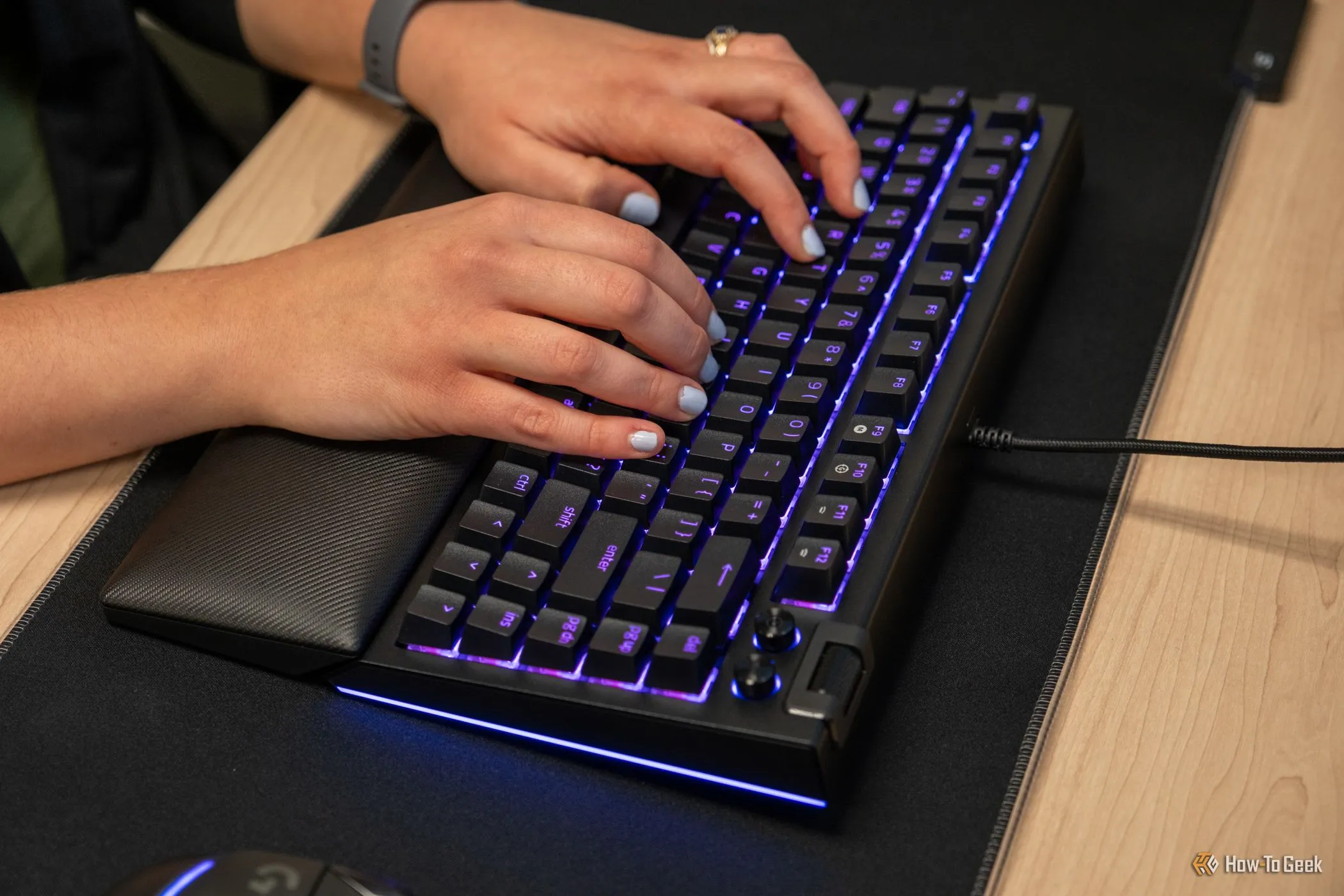 Người dùng gõ bàn phím cơ Razer BlackWidow V4 75%, liên quan đến ngôn ngữ lập trình và tối ưu hóa