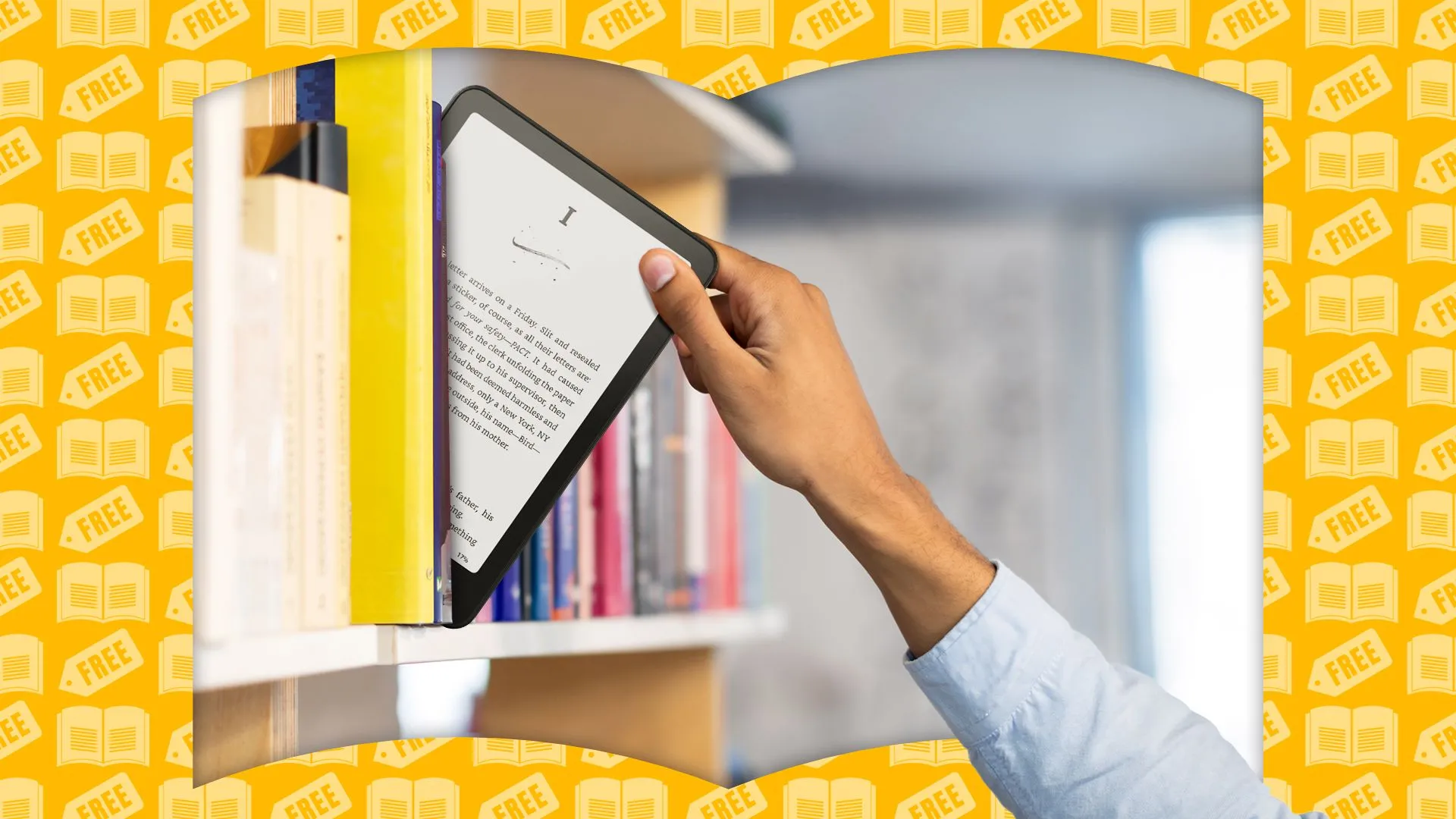 Người dùng lấy Kindle từ kệ sách, biểu trưng cho thư viện sách điện tử cá nhân trên eReader Android.