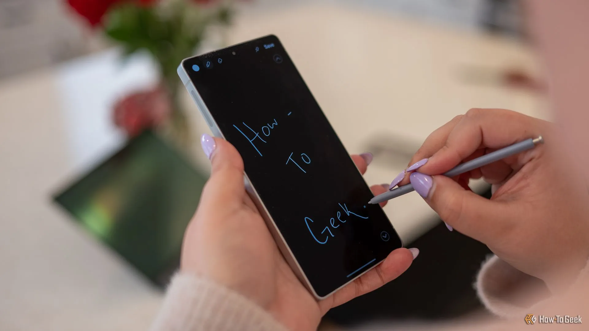 Người dùng sử dụng bút S Pen để viết trên màn hình Samsung Galaxy S25 Ultra