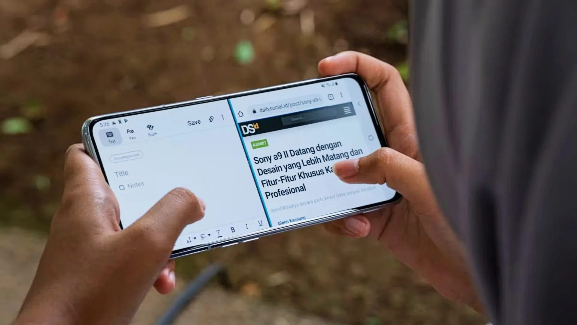 Người dùng thao tác trên điện thoại Android ở chế độ chia đôi màn hình