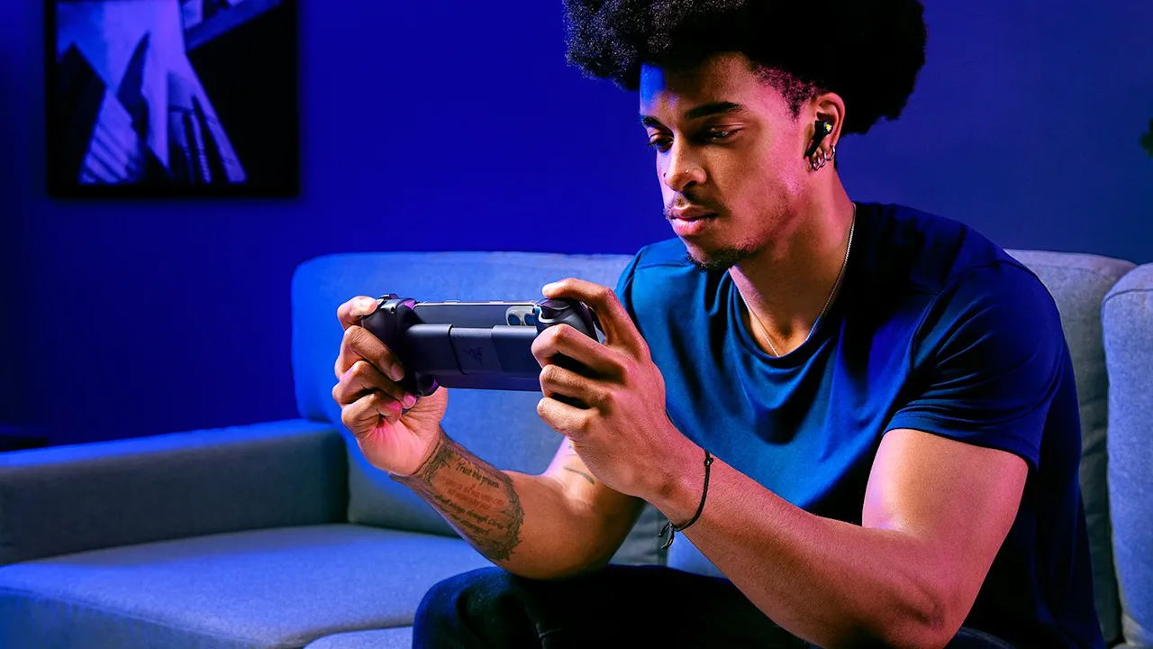 Người dùng trải nghiệm chơi game trên điện thoại với tay cầm Razer Kishi V3 trên ghế sofa