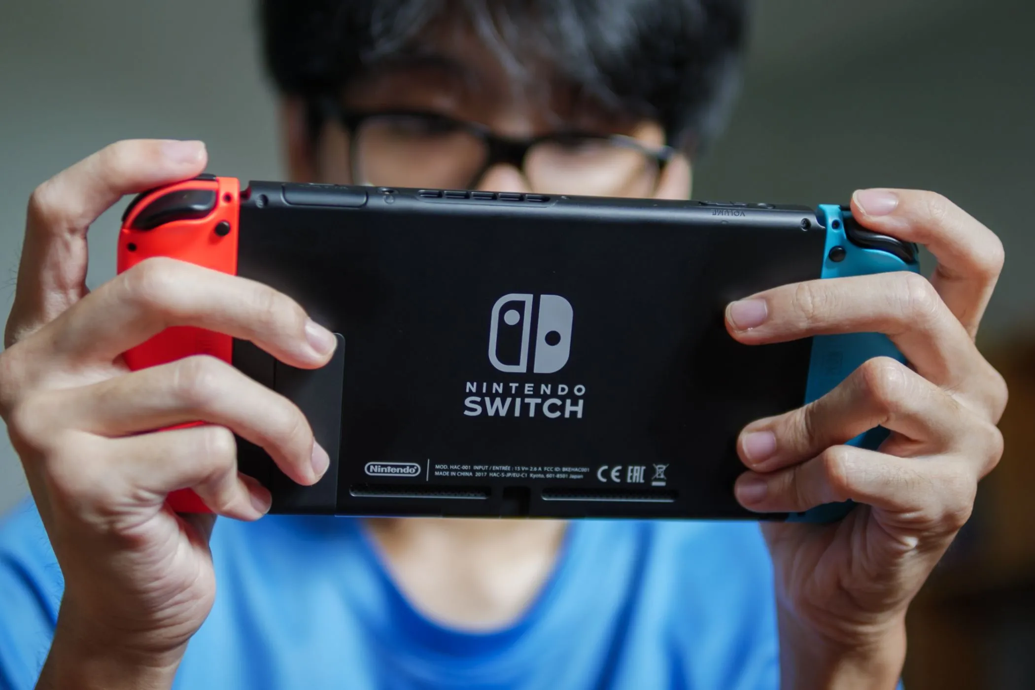 Người dùng trải nghiệm chơi game trên Nintendo Switch ở chế độ cầm tay, tận dụng thời gian rảnh.