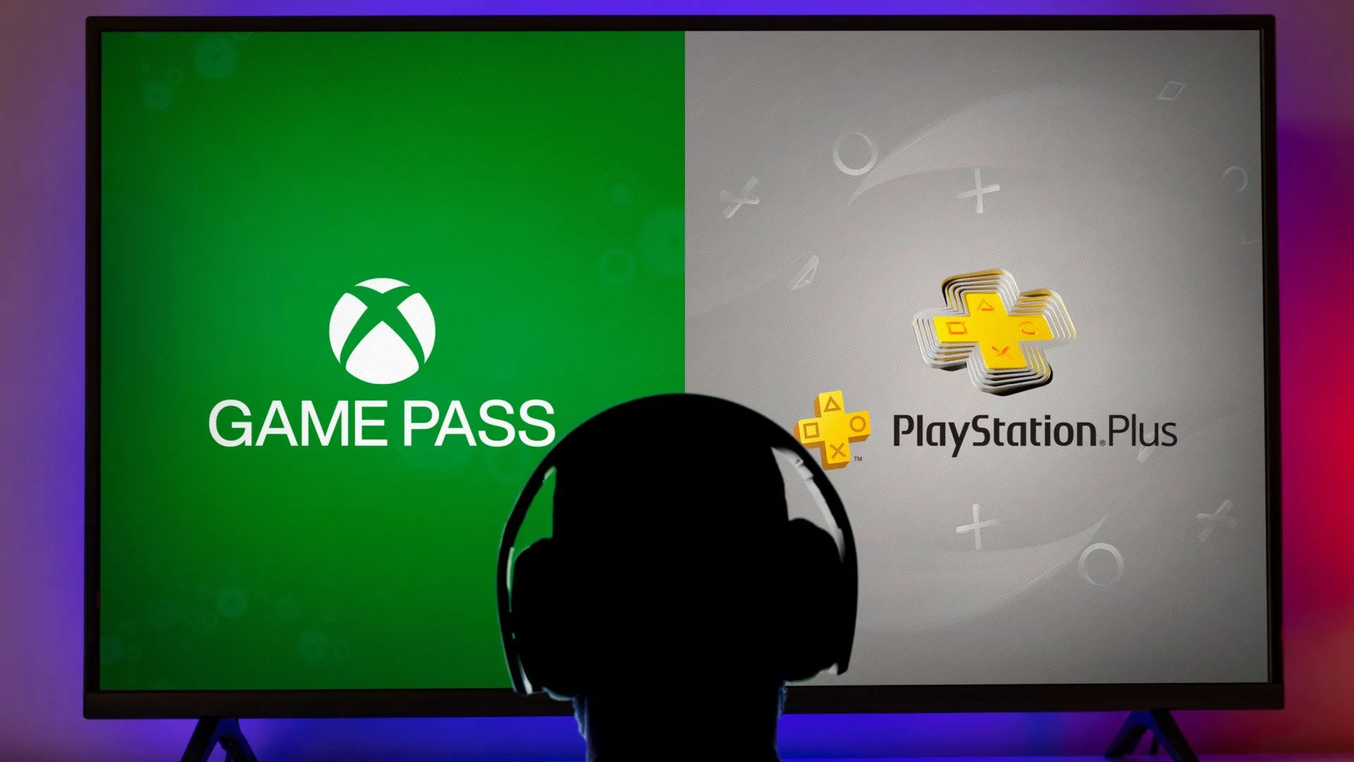 Người dùng xem logo Xbox Game Pass và PlayStation Plus trên màn hình TV lớn, thể hiện sự phổ biến của dịch vụ đăng ký game