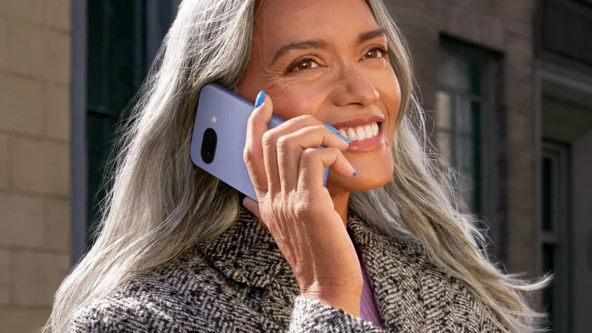Người phụ nữ trải nghiệm gọi điện trên Google Pixel 9a màu tím Iris