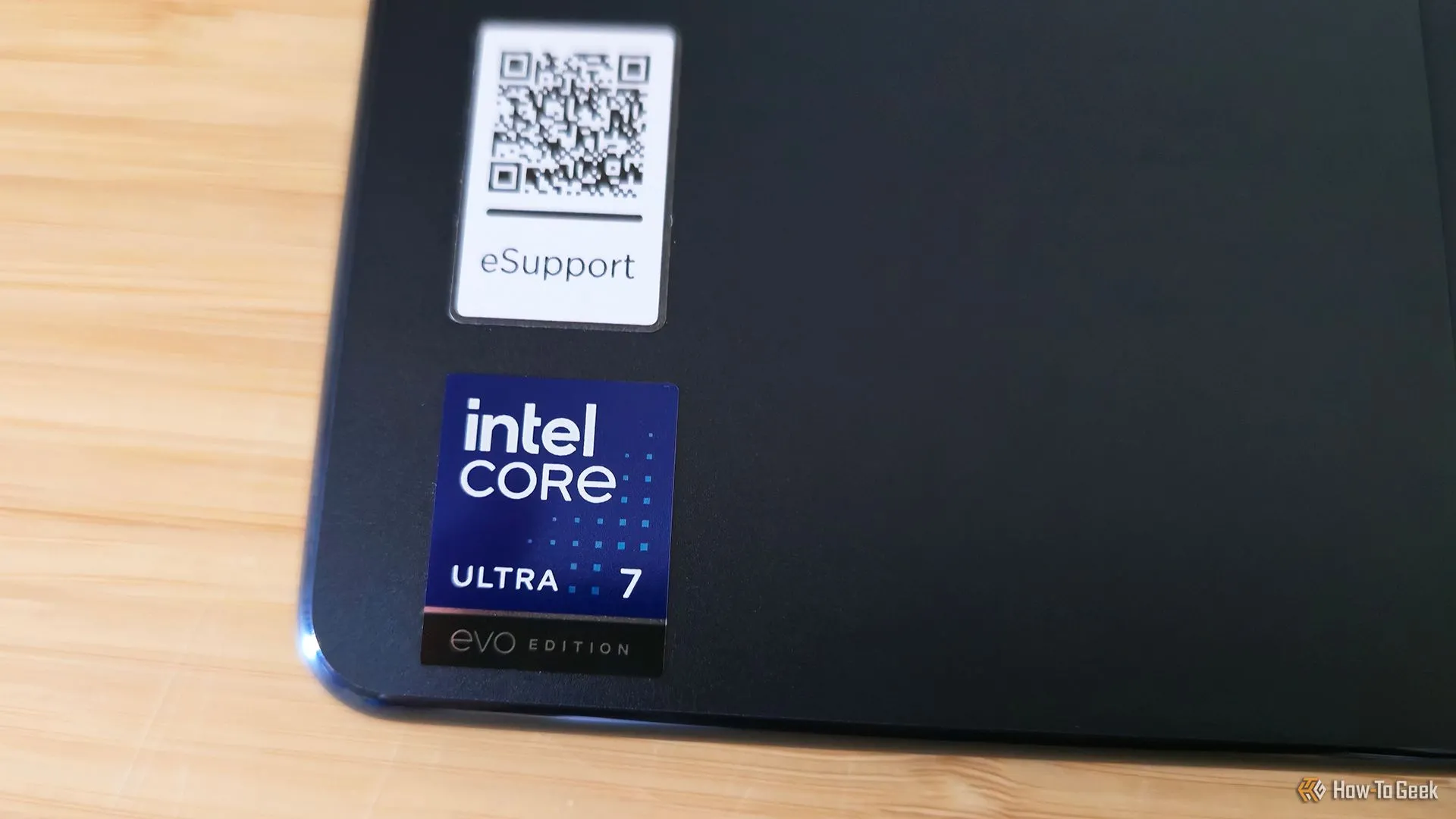 Nhãn dán Intel Core Ultra 7 trên laptop Lenovo Yoga 9i 2-in-1 Gen 10 Aura Edition