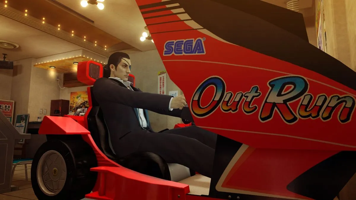 Nhân vật Goro Majima trong tựa game Yakuza 0 đang chơi Out Run tại khu vực arcade