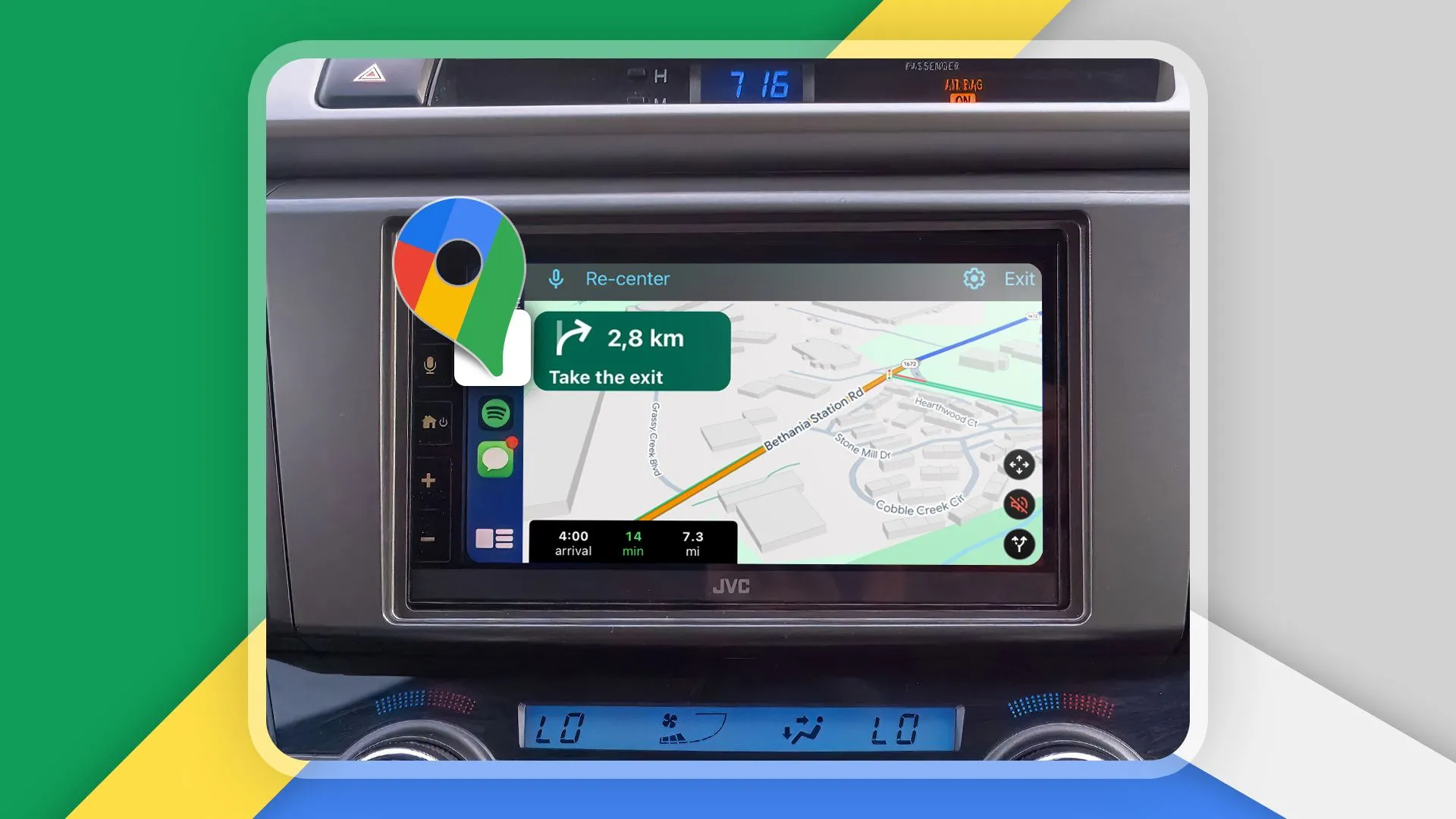 Nội thất xe hơi với Apple CarPlay đang hiển thị Google Maps, minh họa tính năng điều khiển âm thanh khi điều hướng
