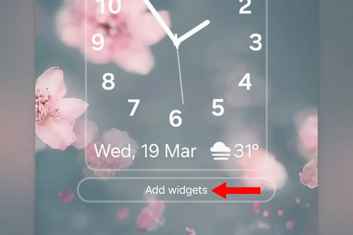 Nút &quot;Thêm tiện ích&quot; dưới đồng hồ màn hình khóa trên Galaxy S25+ để bổ sung widget.
