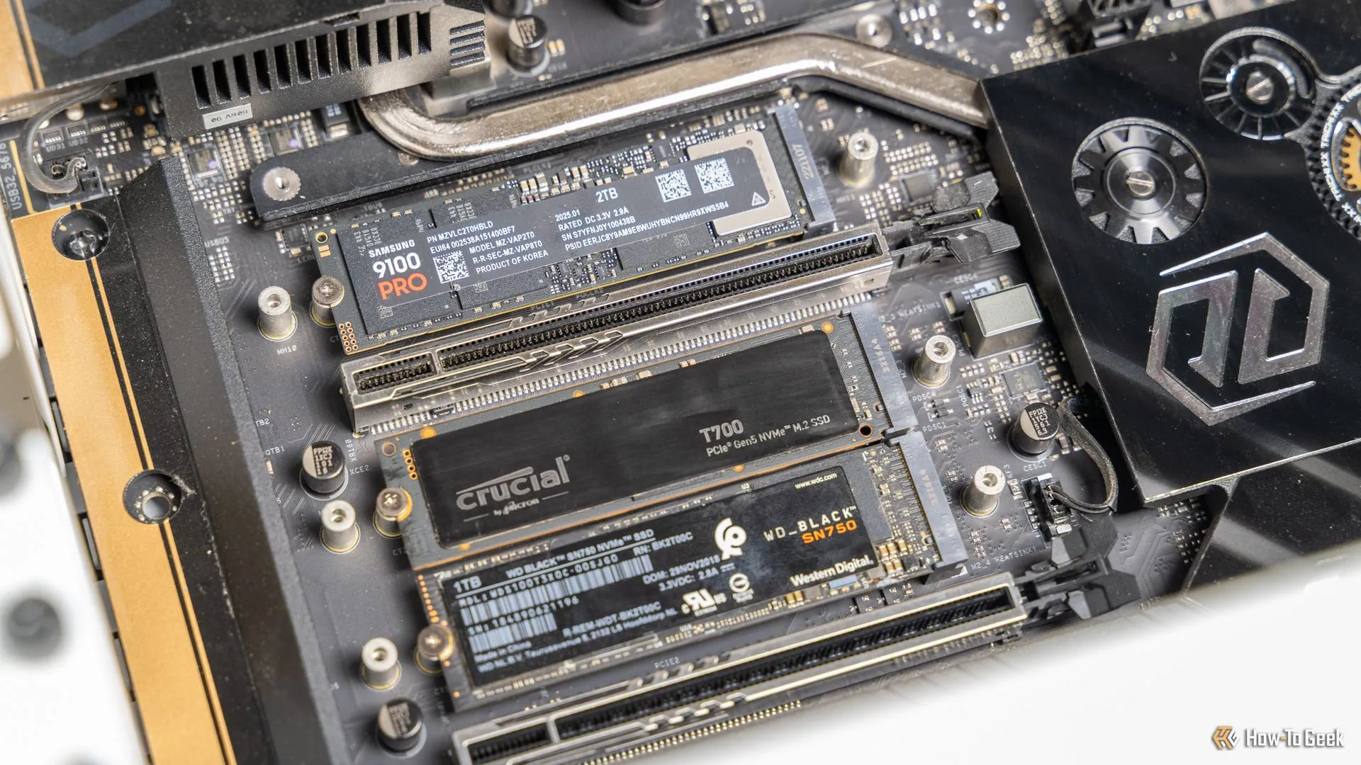 Ổ cứng Samsung 9100 PRO NVMe SSD được lắp trên một bo mạch chủ cùng với các ổ M.2 khác.