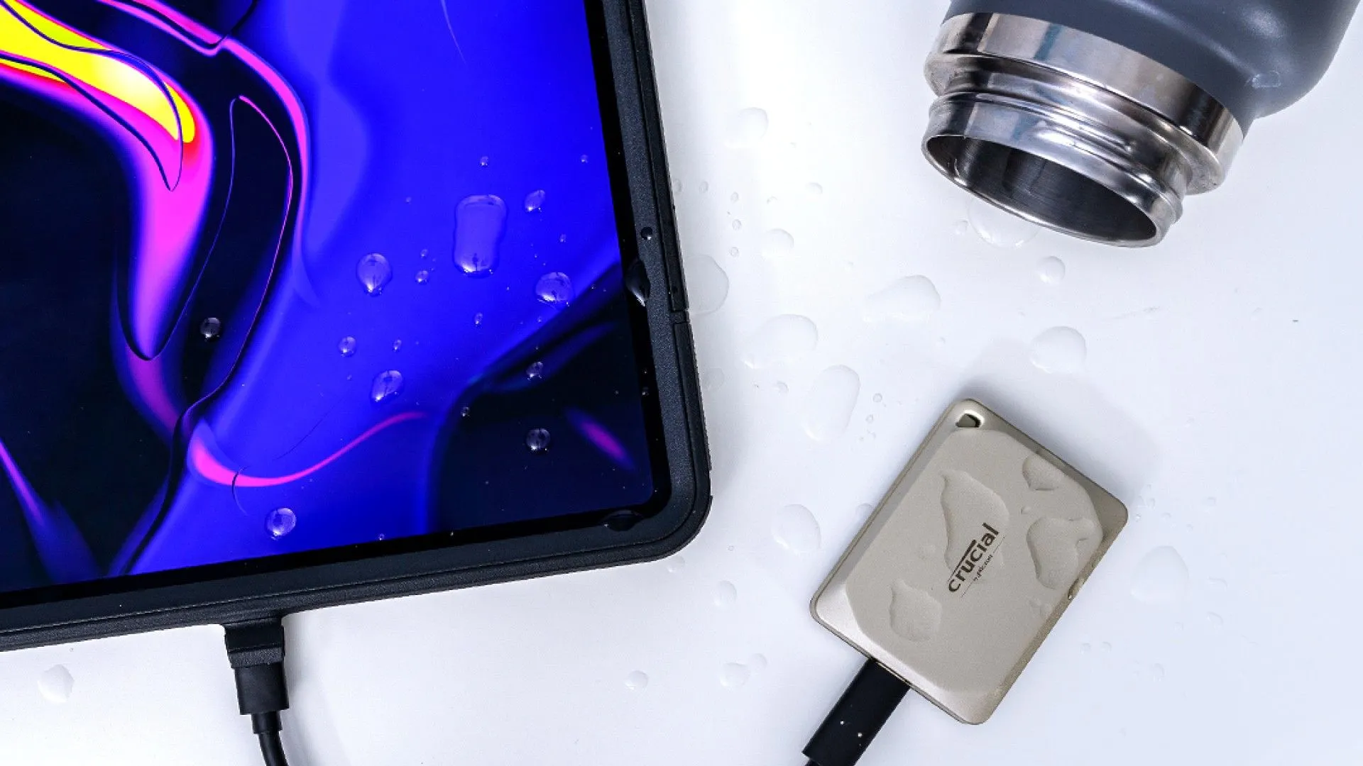 Ổ cứng SSD di động Crucial X9 Pro for Mac đang kết nối với iPad.
