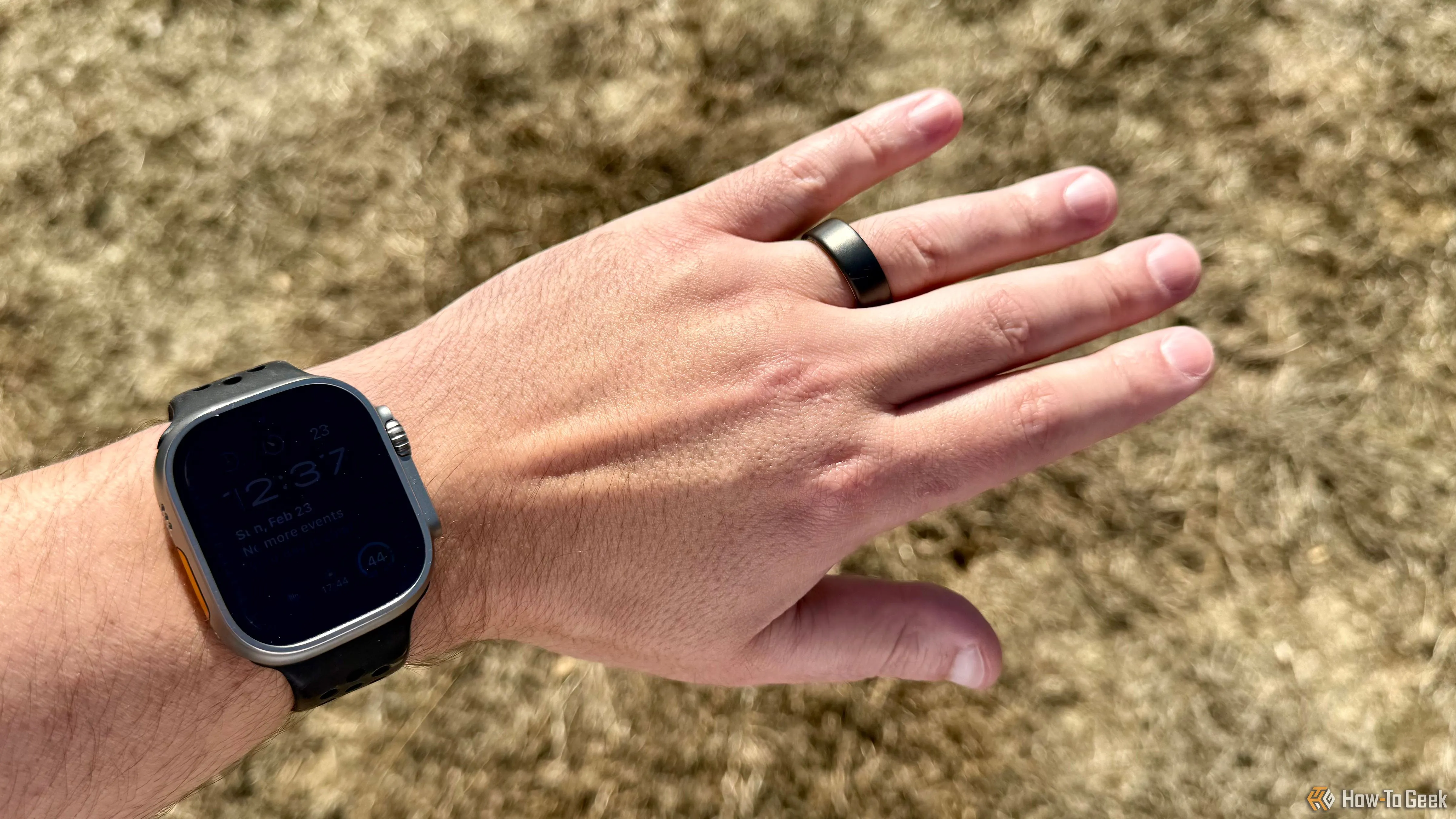 Oura Ring 4 được đeo trên ngón áp út tay trái, thể hiện sự tiện lợi và không phô trương của thiết bị đeo thông minh này.