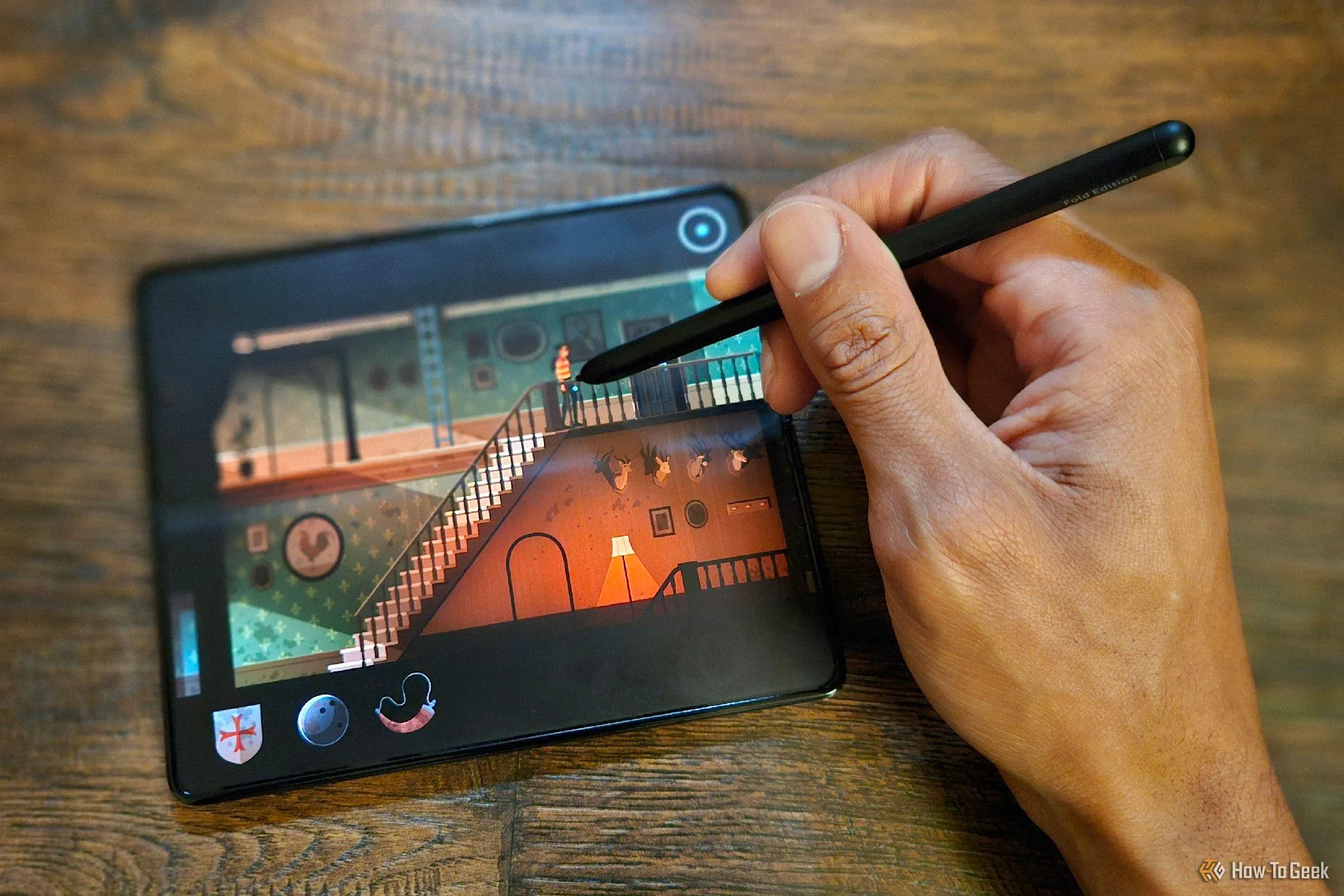 Phiên bản Android của game Midnight Girl đang chạy trên điện thoại gập Samsung Galaxy Z Fold 5