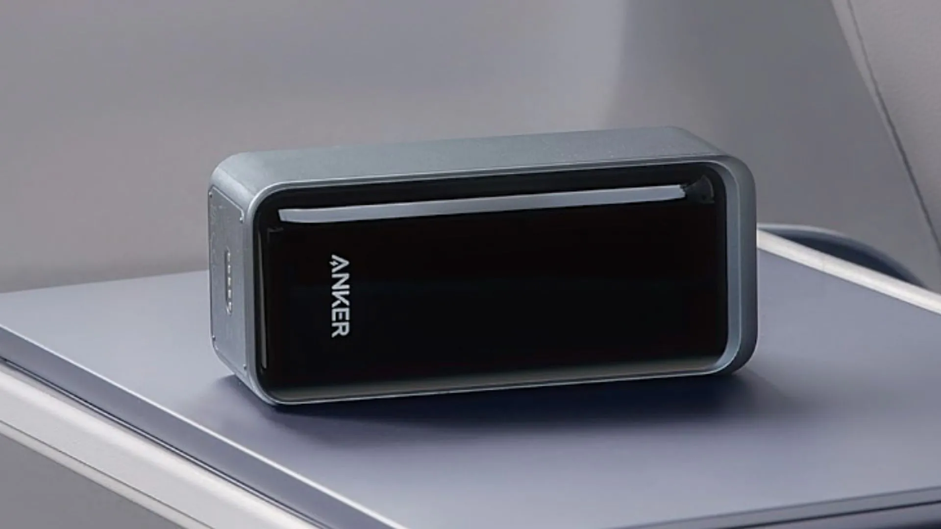 Pin dự phòng Anker Prime 20,000mAh đặt trên MacBook trên bàn khay máy bay