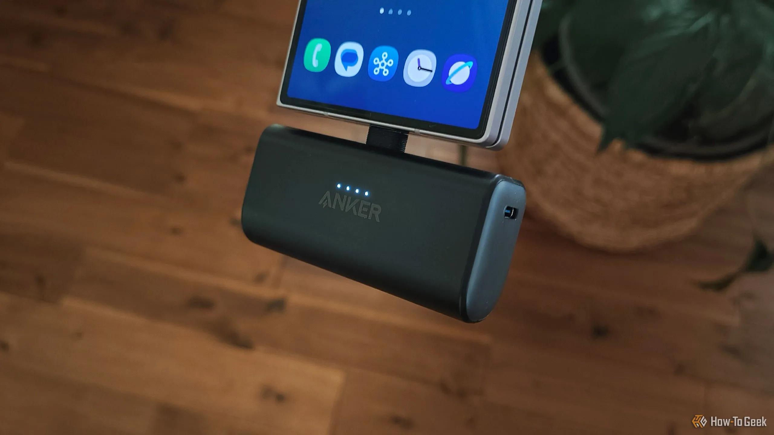 Pin sạc dự phòng Anker Nano 5000mAh nhỏ gọn đang sạc trực tiếp cho điện thoại Samsung Galaxy Z Fold 6, minh họa tính di động và tiện lợi của giải pháp sạc không dây