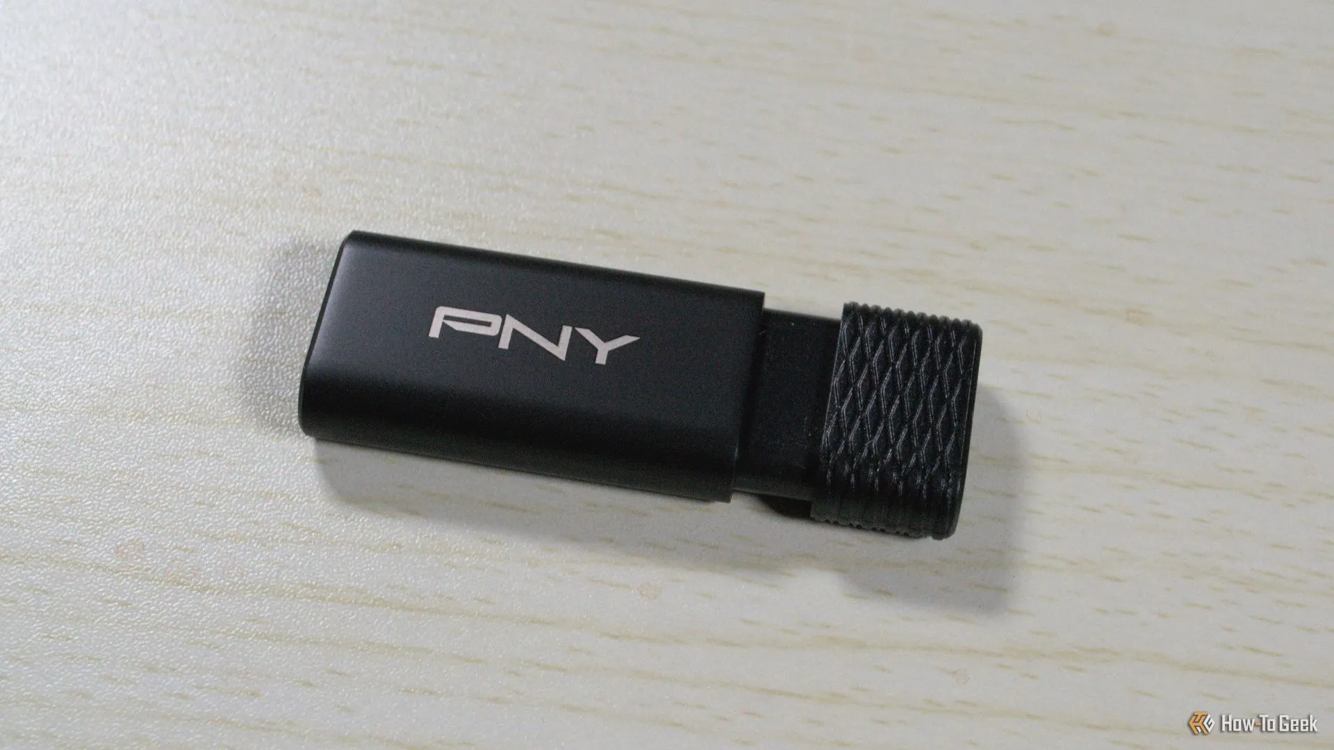 PNY PRO Elite V3 Type-C USB trên bàn làm việc, sẵn sàng cho mọi kết nối