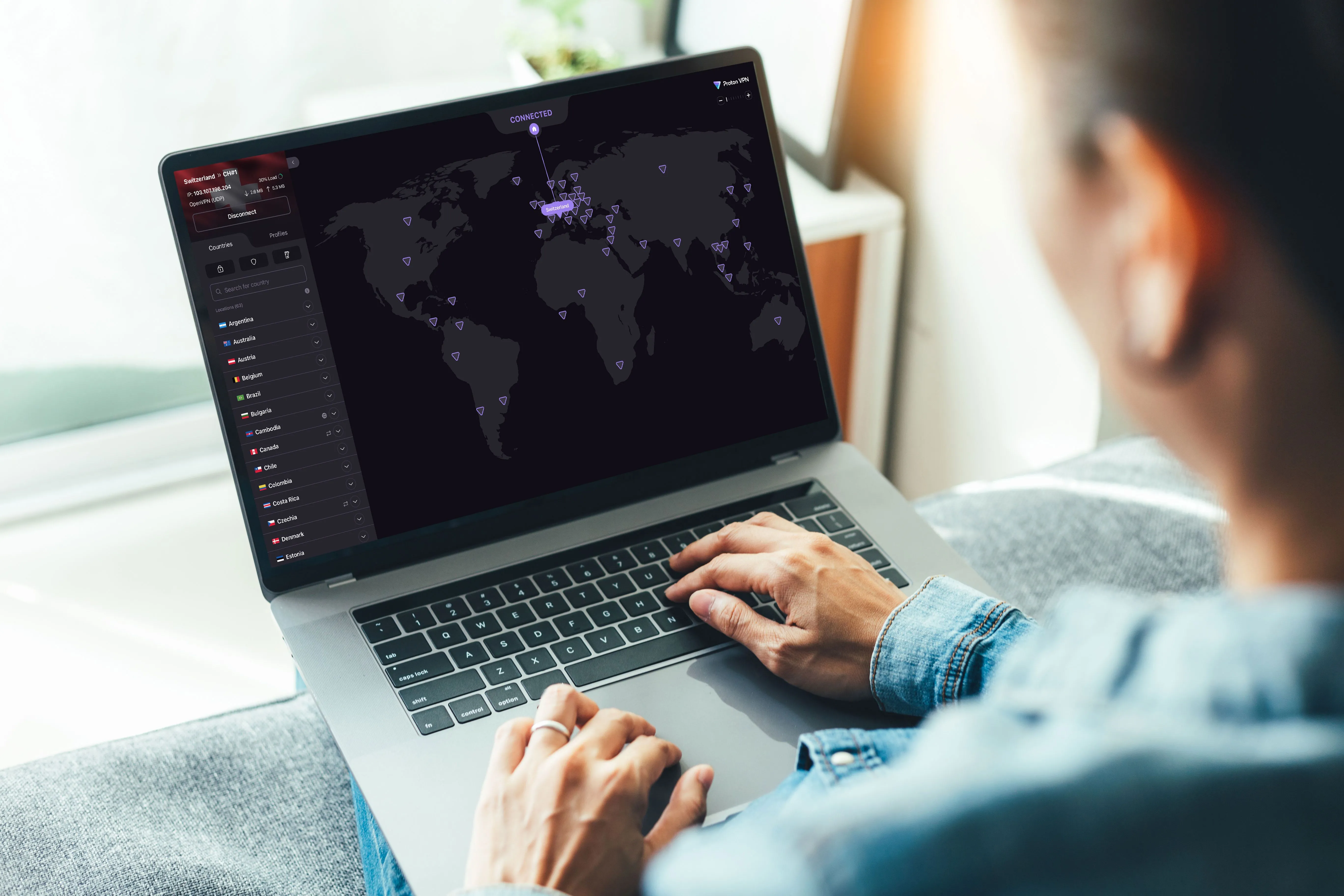 Proton VPN đang được sử dụng trên máy tính xách tay