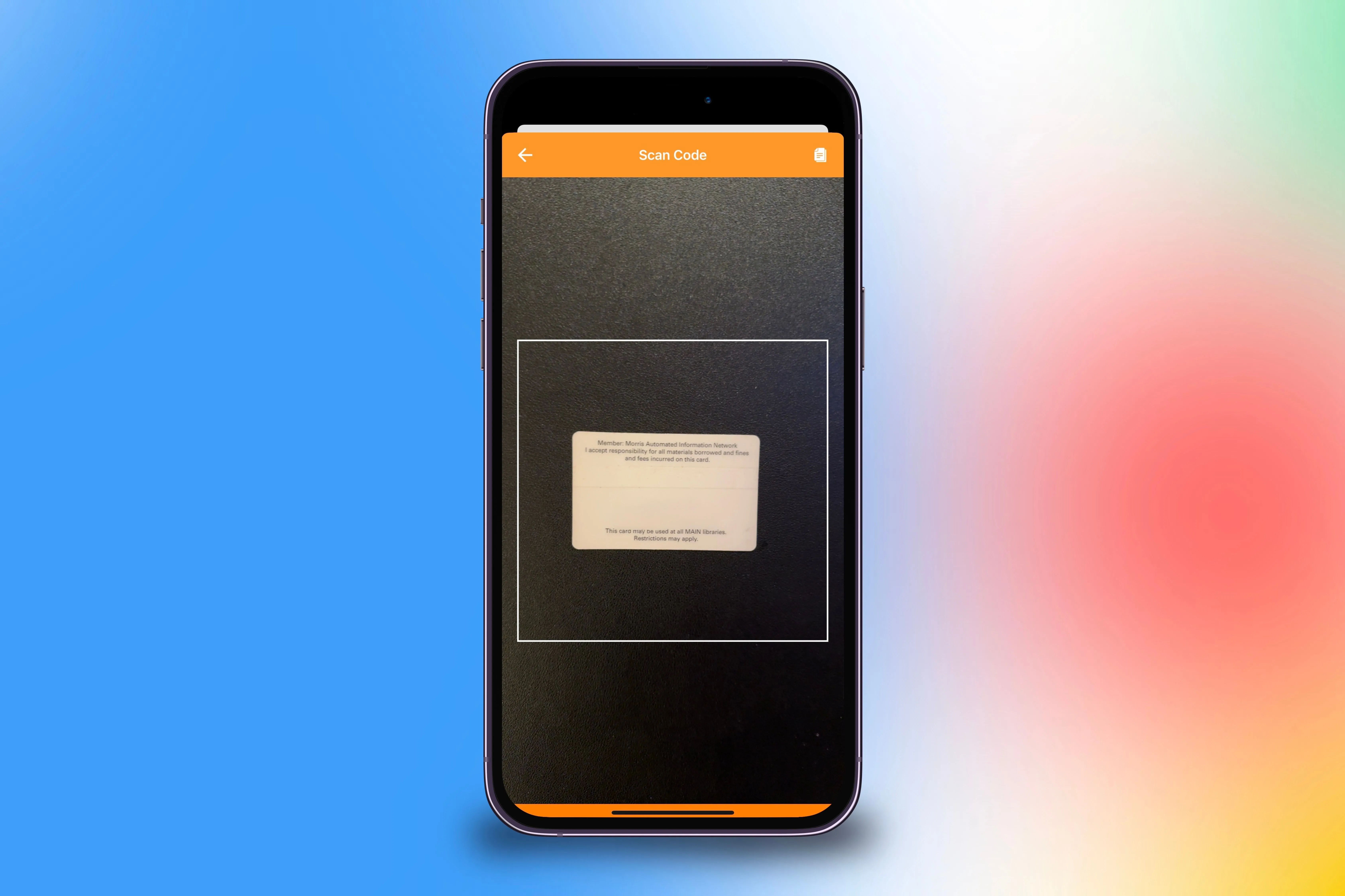 Quét mã vạch của thẻ thư viện vật lý vào ứng dụng Pass2U trên iPhone để số hóa, chuyển đổi sang định dạng Apple Wallet.
