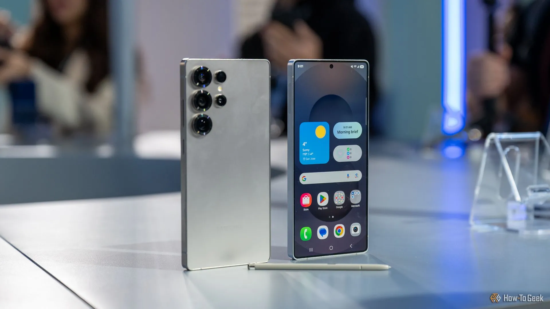 Samsung Galaxy S25 Ultra và bút S Pen, minh họa cho sự hoàn thiện thiết kế qua từng thế hệ