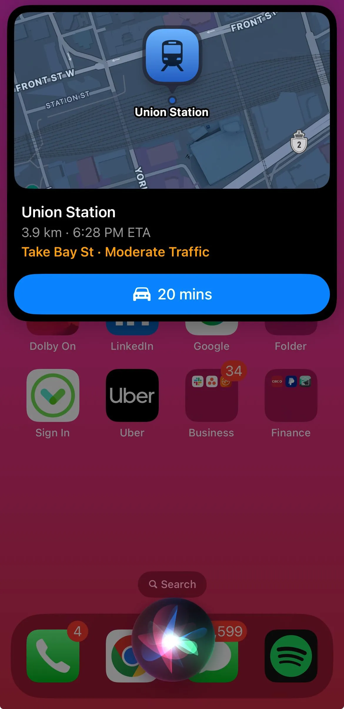 Siri hiển thị thông tin giao thông và thời gian di chuyển ước tính đến điểm đến trên Apple Maps.