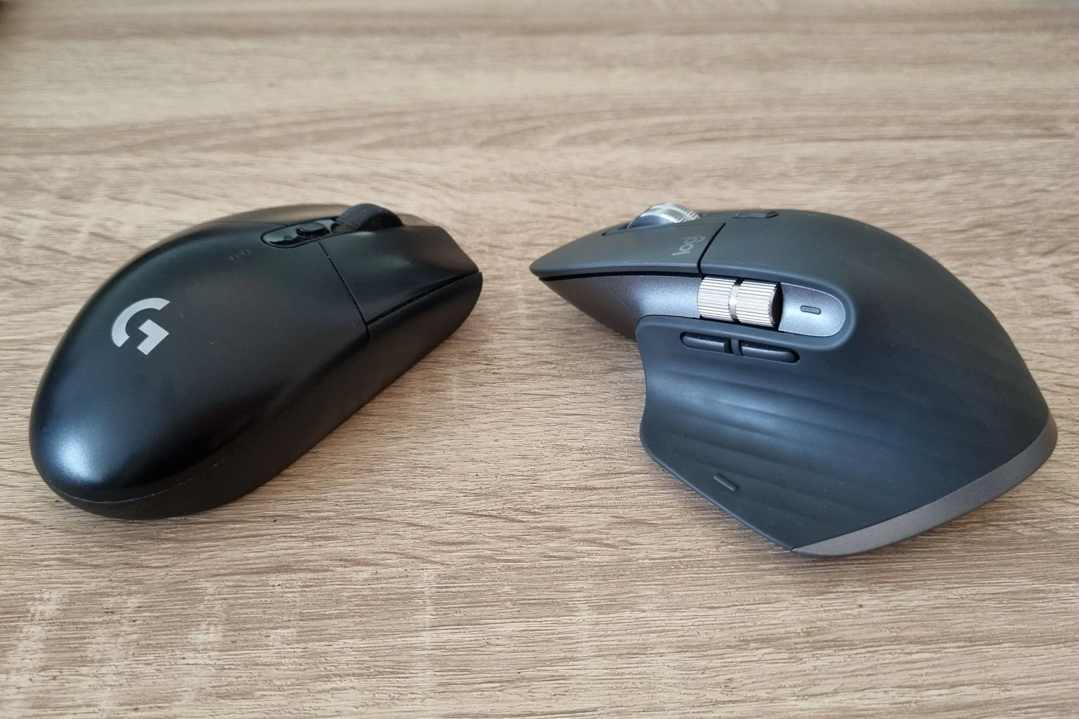 So sánh chuột không dây Logitech G305 và Logitech MX Master 3S