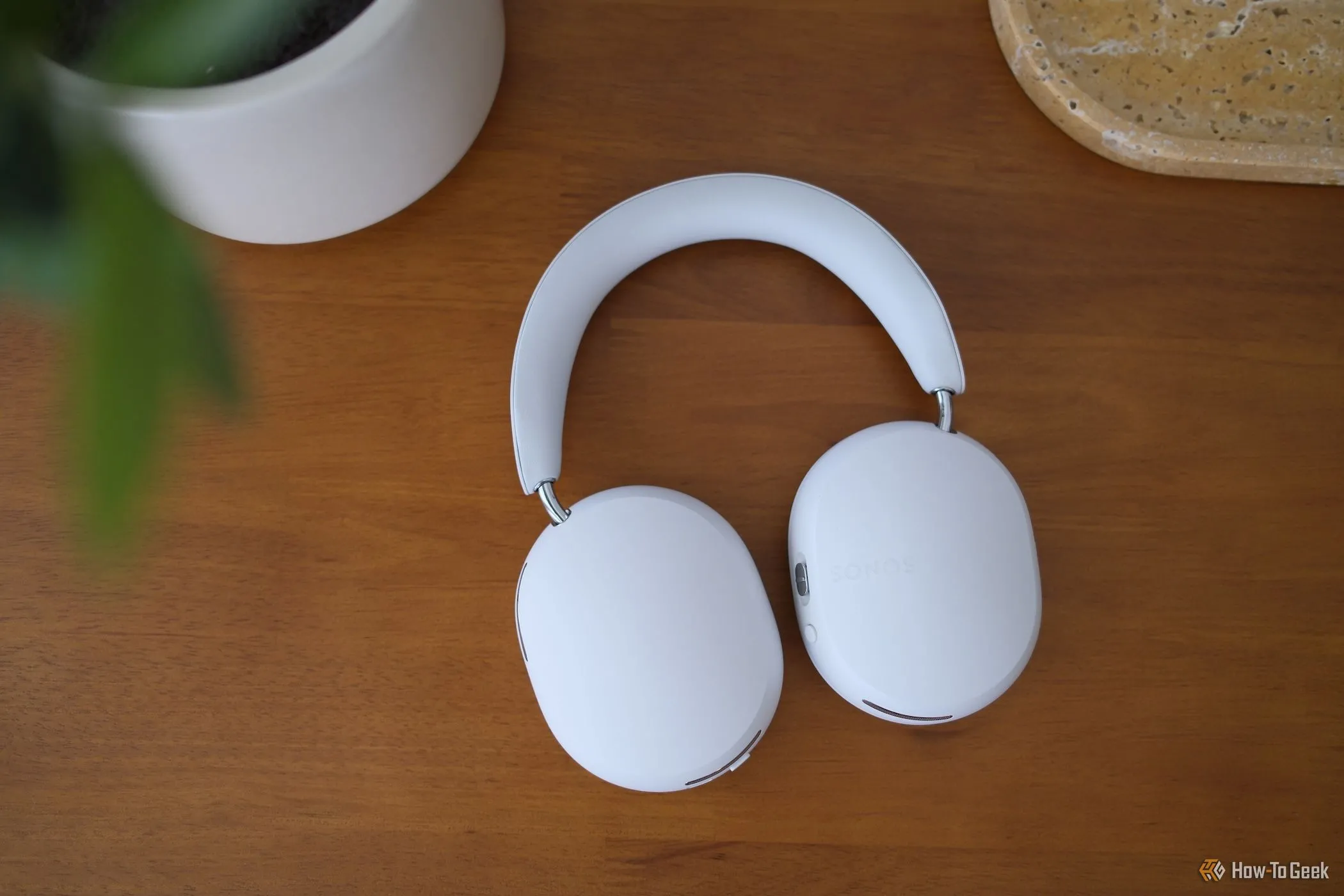 Tai nghe over-ear Sonos Ace màu đen đặt trên bề mặt phẳng, cho thấy thiết kế sang trọng và hiện đại