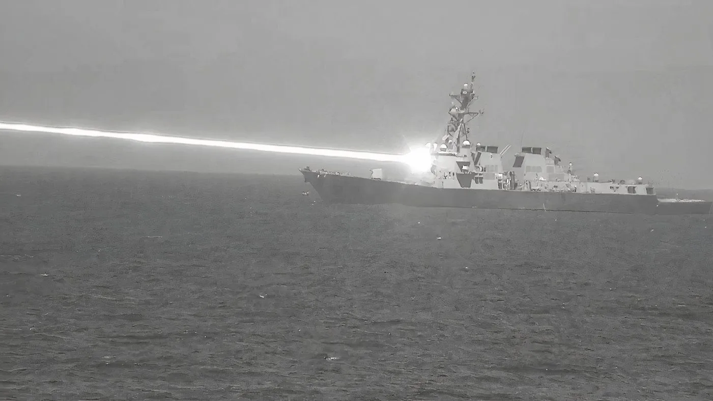 Tàu khu trục USS Preble của Hải quân Mỹ phóng vũ khí laser HELIOS công suất cao