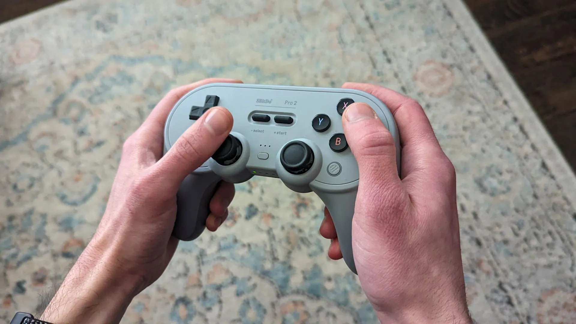 Tay cầm chơi game không dây 8Bitdo Pro 2 trong lòng bàn tay