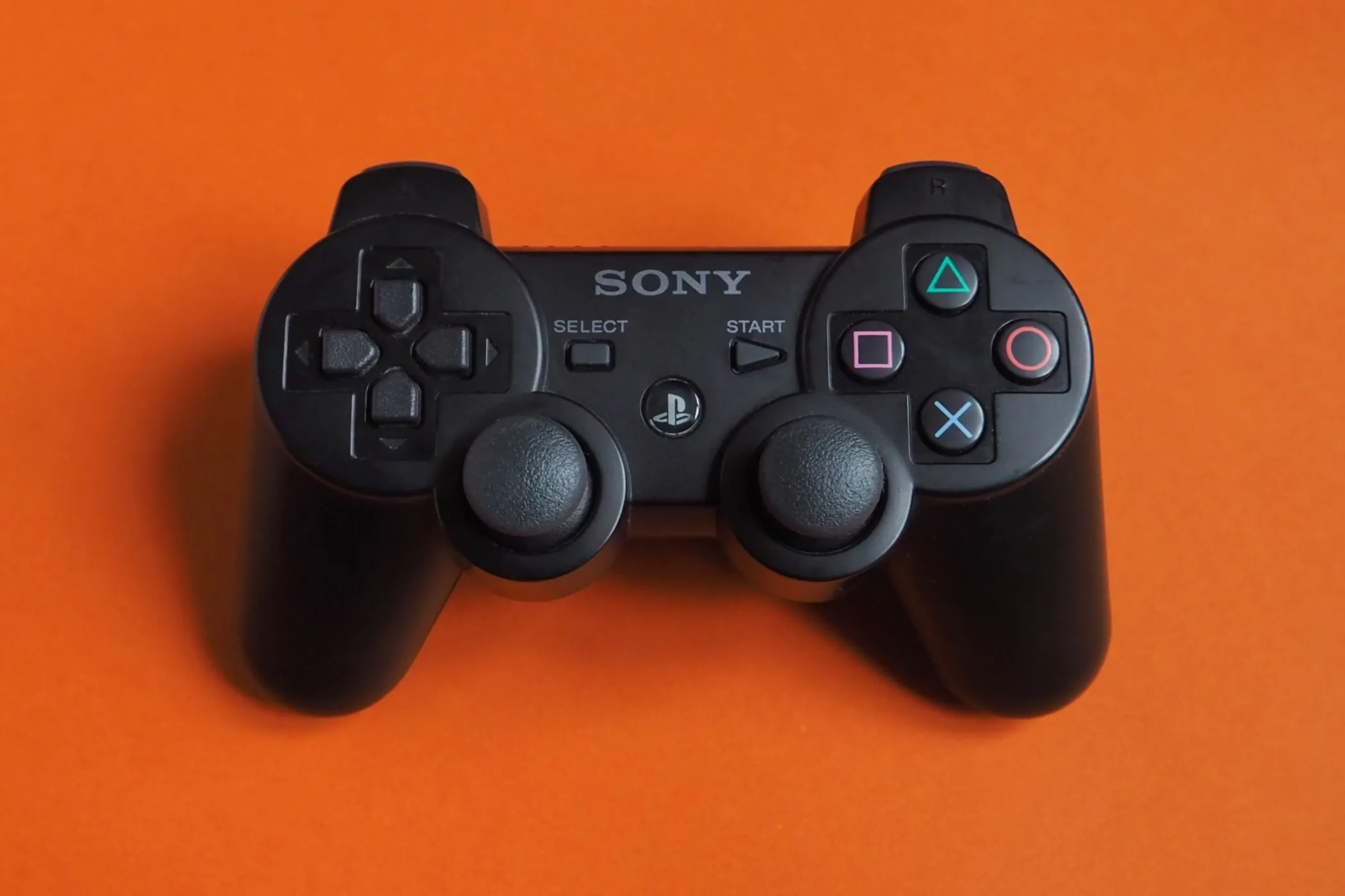 Tay cầm Sony PlayStation 2 DualShock, biểu tượng của sự chuẩn hóa điều khiển trong ngành game, vẫn được hỗ trợ tốt khi giả lập.