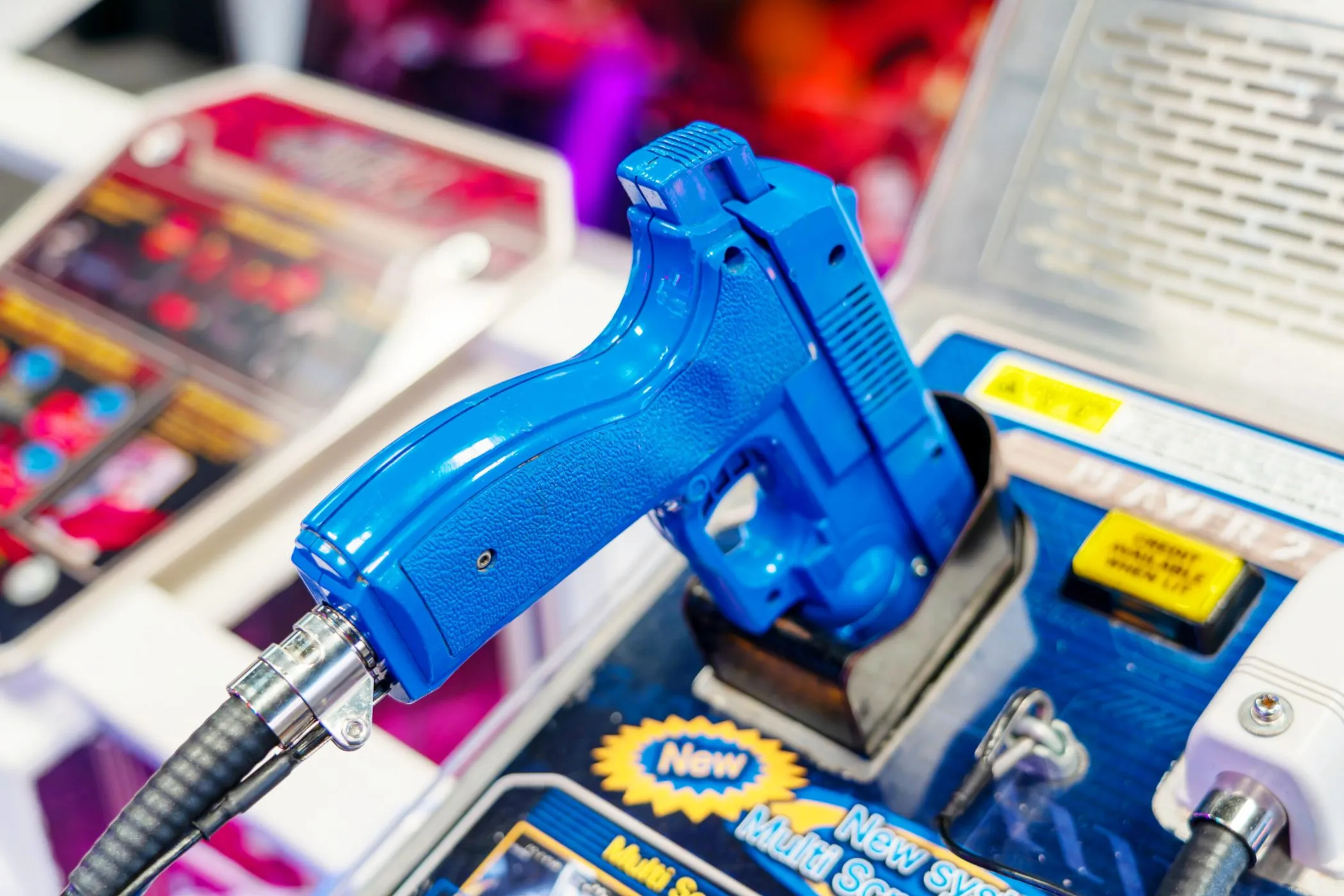 Tay cầm súng quang học (light gun) trên máy game arcade, biểu tượng của game bắn súng rail shooter
